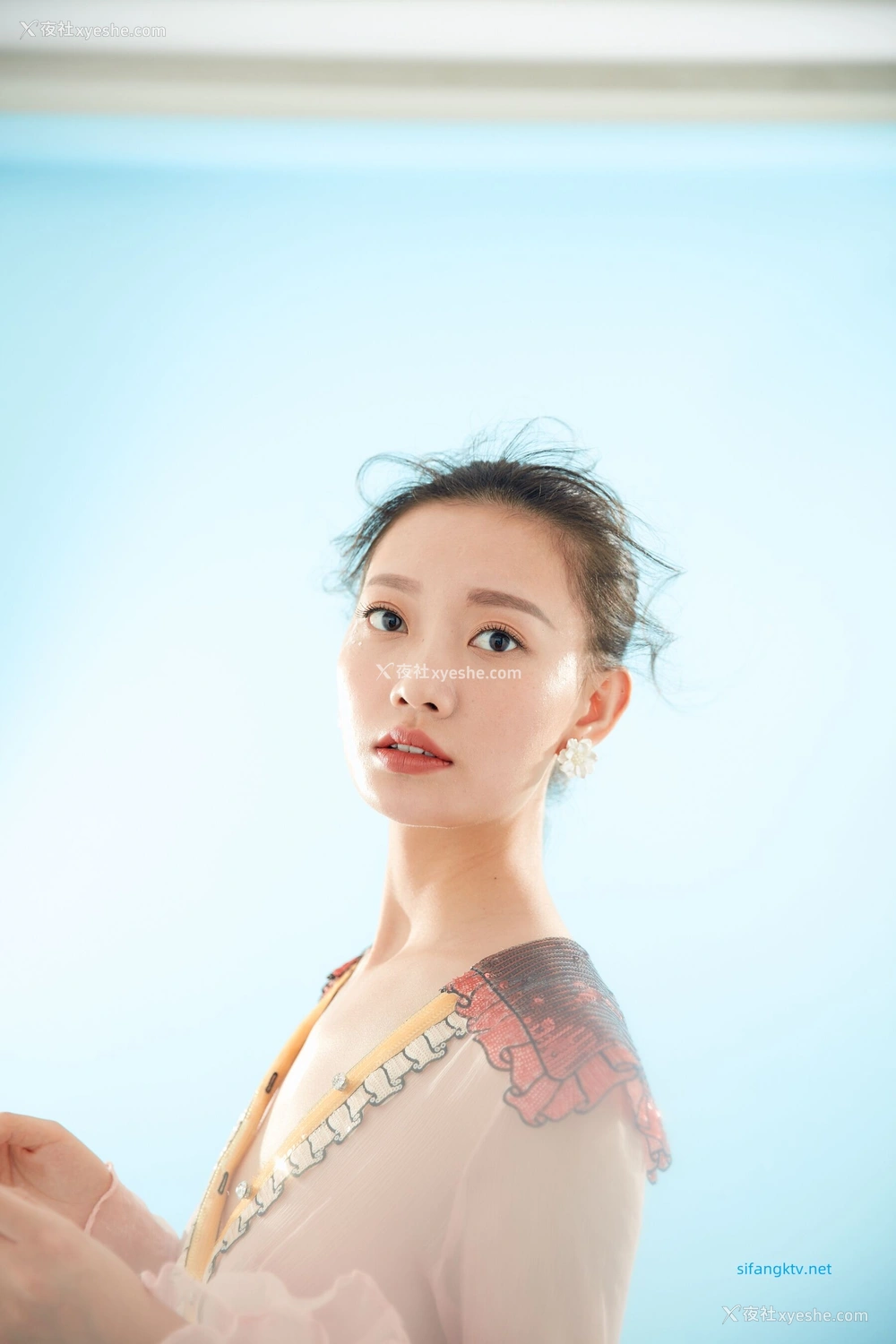 1P - 内地女演员曹成方子性感透点写真
