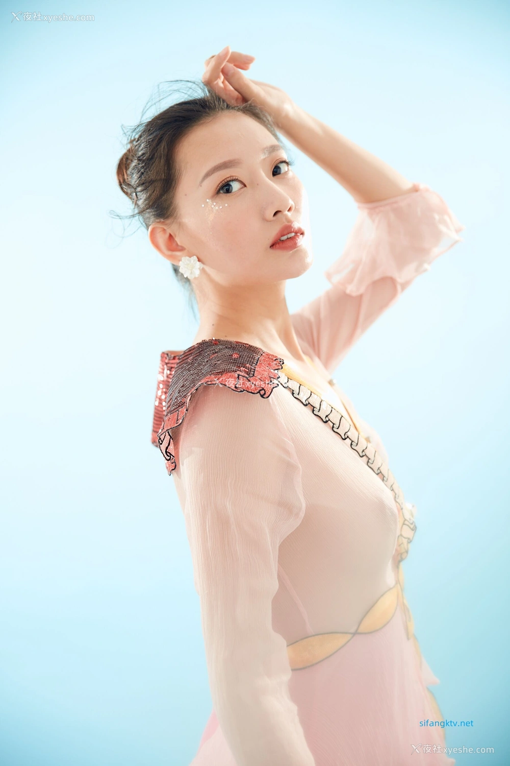 1P - 内地女演员曹成方子性感透点写真