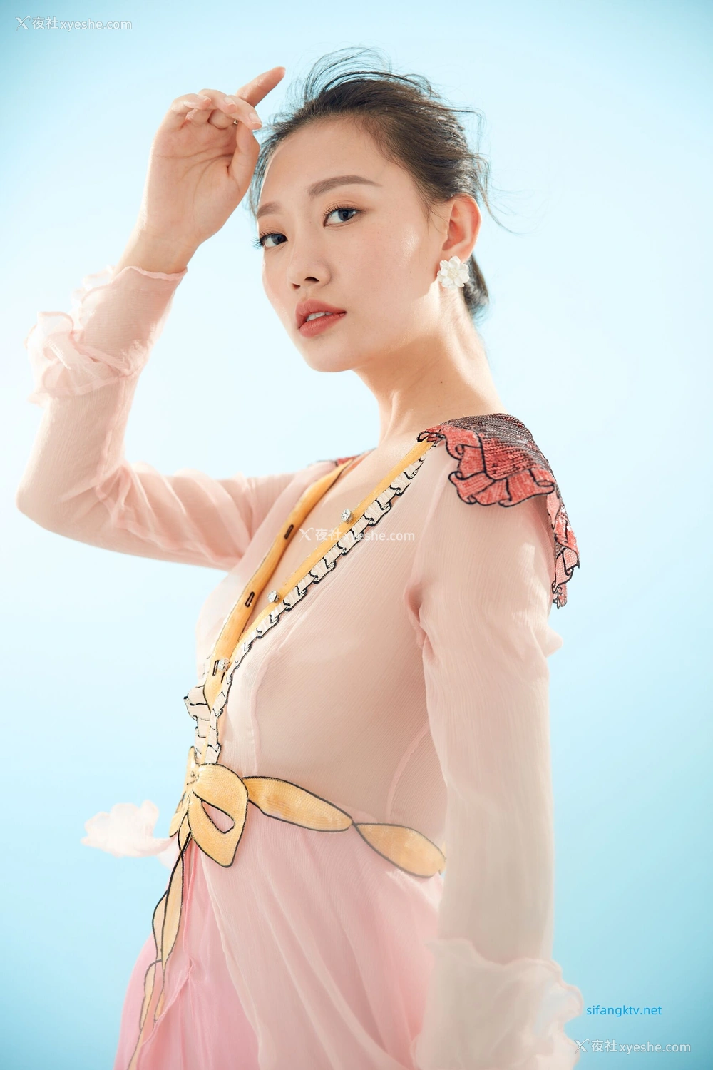 1P - 内地女演员曹成方子性感透点写真