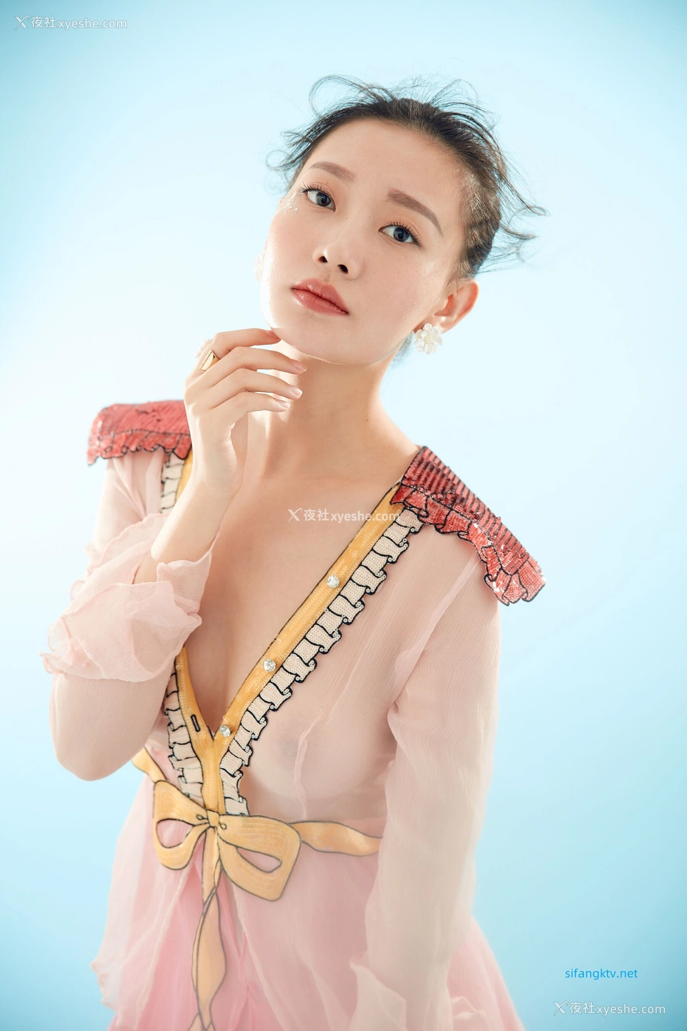 1P - 内地女演员曹成方子性感透点写真