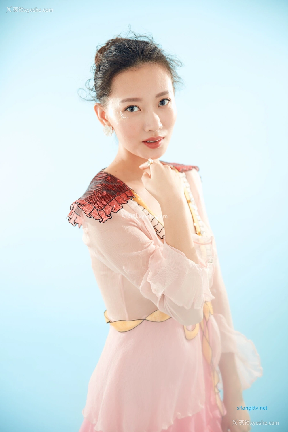 1P - 内地女演员曹成方子性感透点写真
