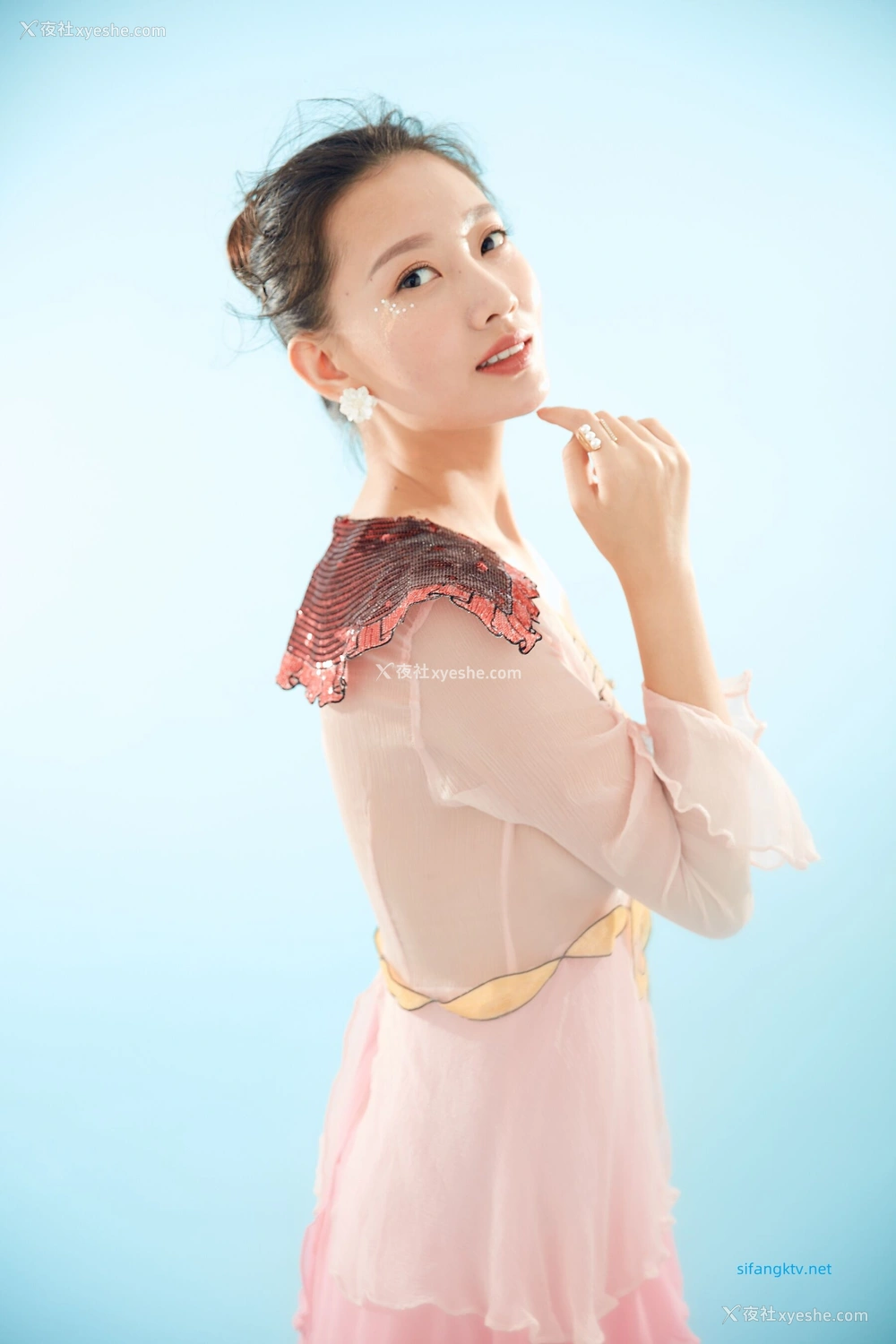 1P - 内地女演员曹成方子性感透点写真
