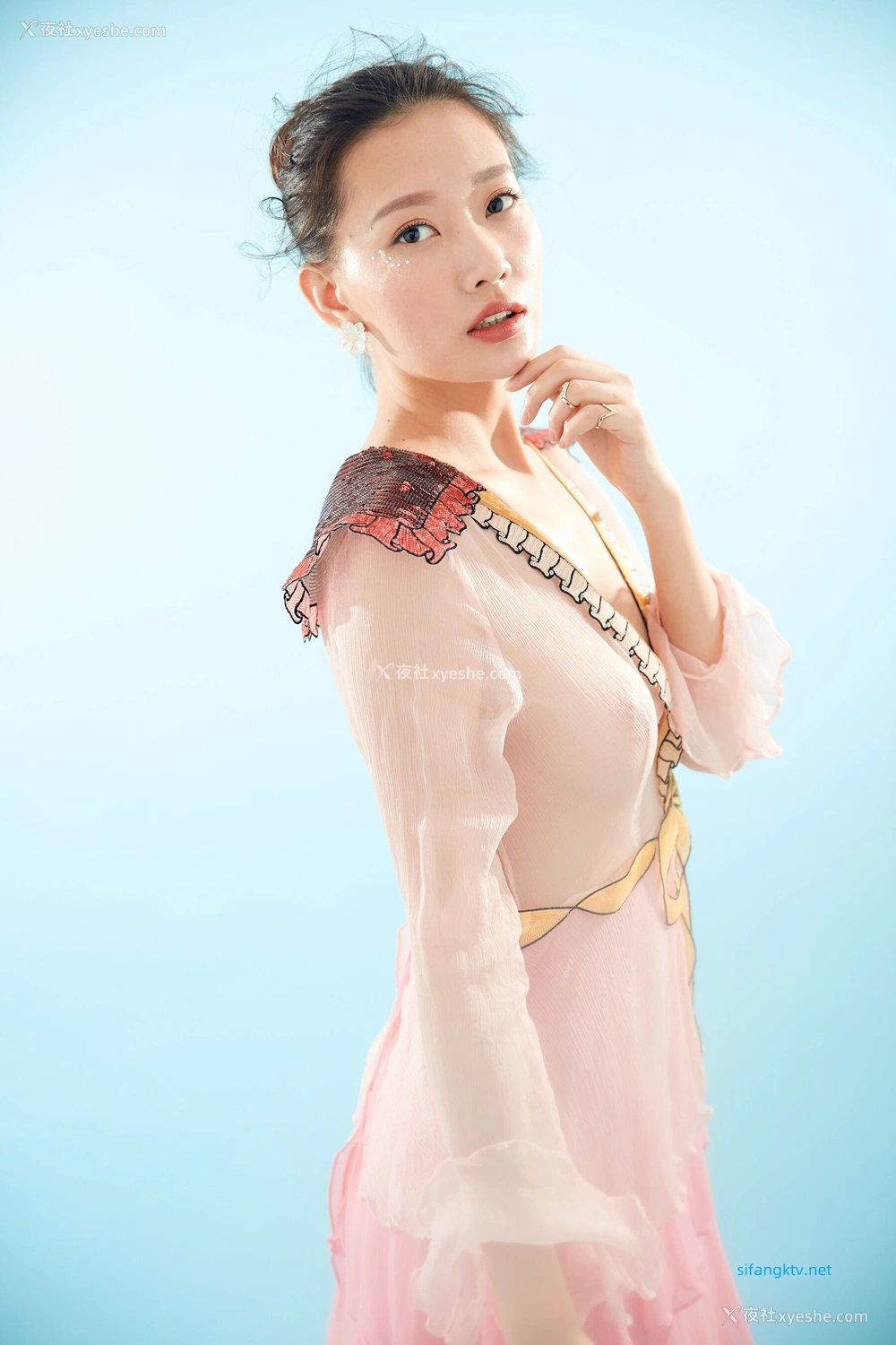 1P - 内地女演员曹成方子性感透点写真
