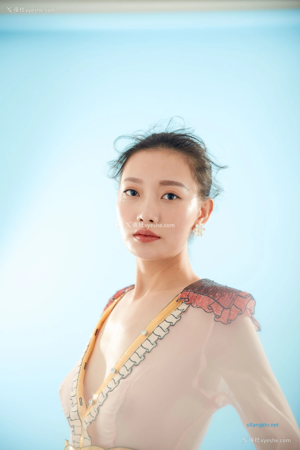 1P - 内地女演员曹成方子性感透点写真