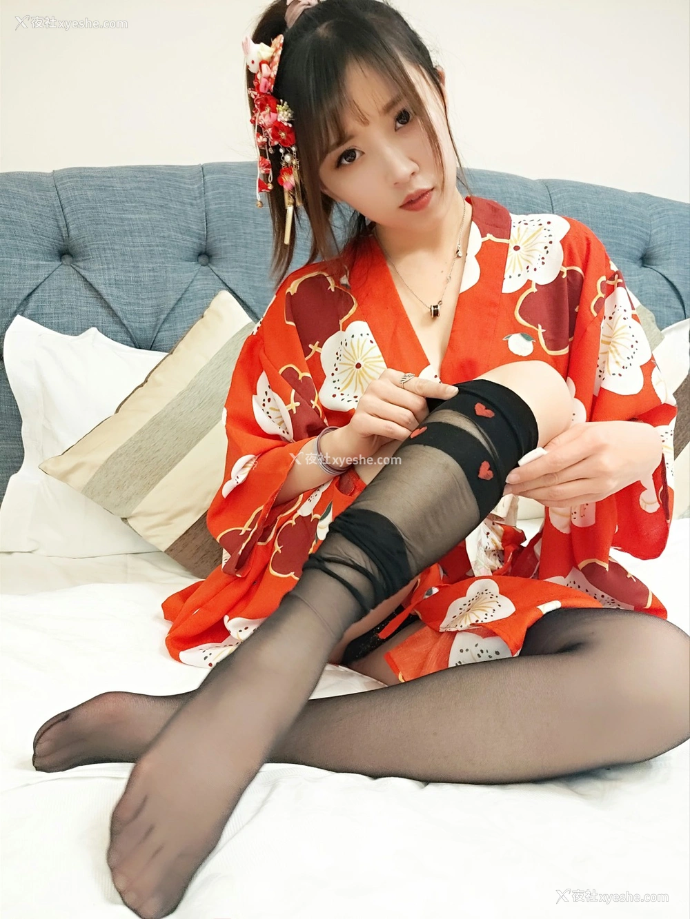 1P - 小女巫露娜 – 和服桃心黑色长筒袜