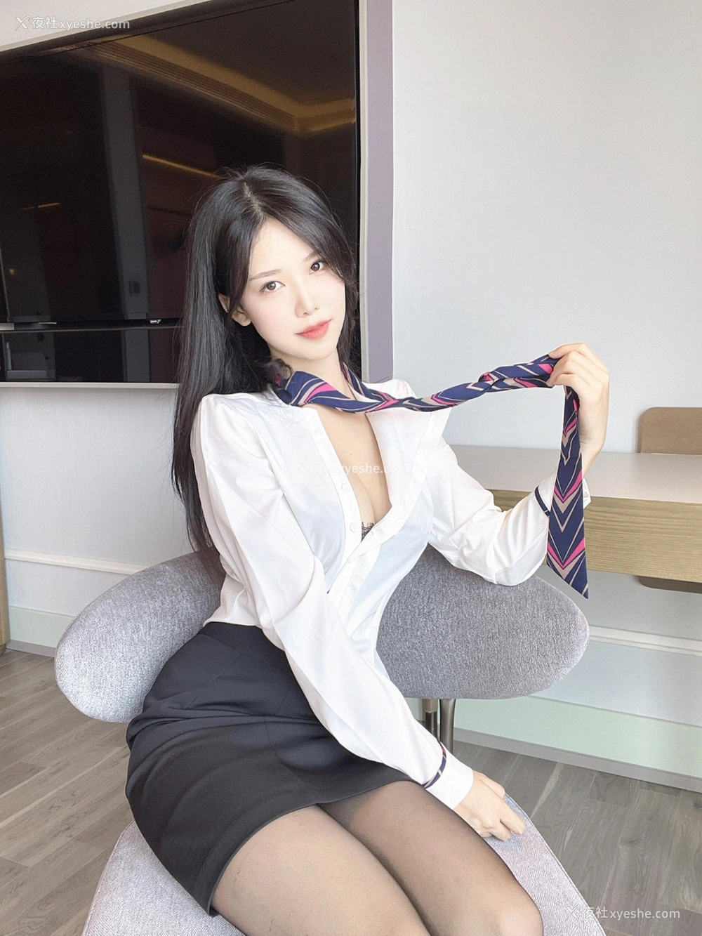1P - 抖娘利世 – 绳缚空姐