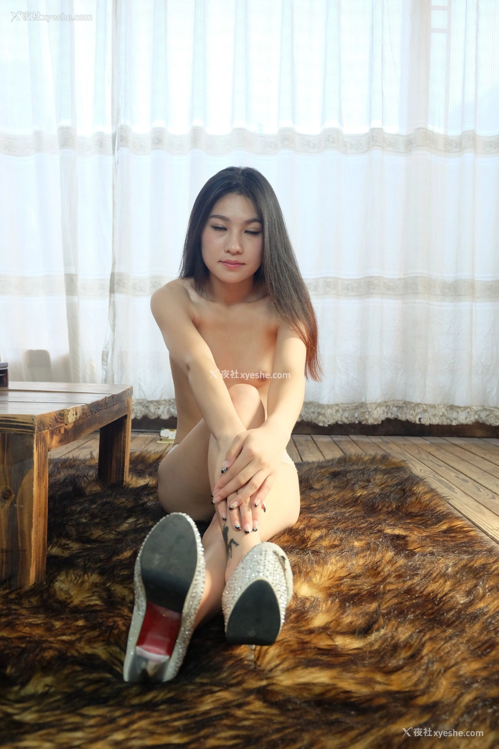 1P - 国模婉儿人体私拍套图