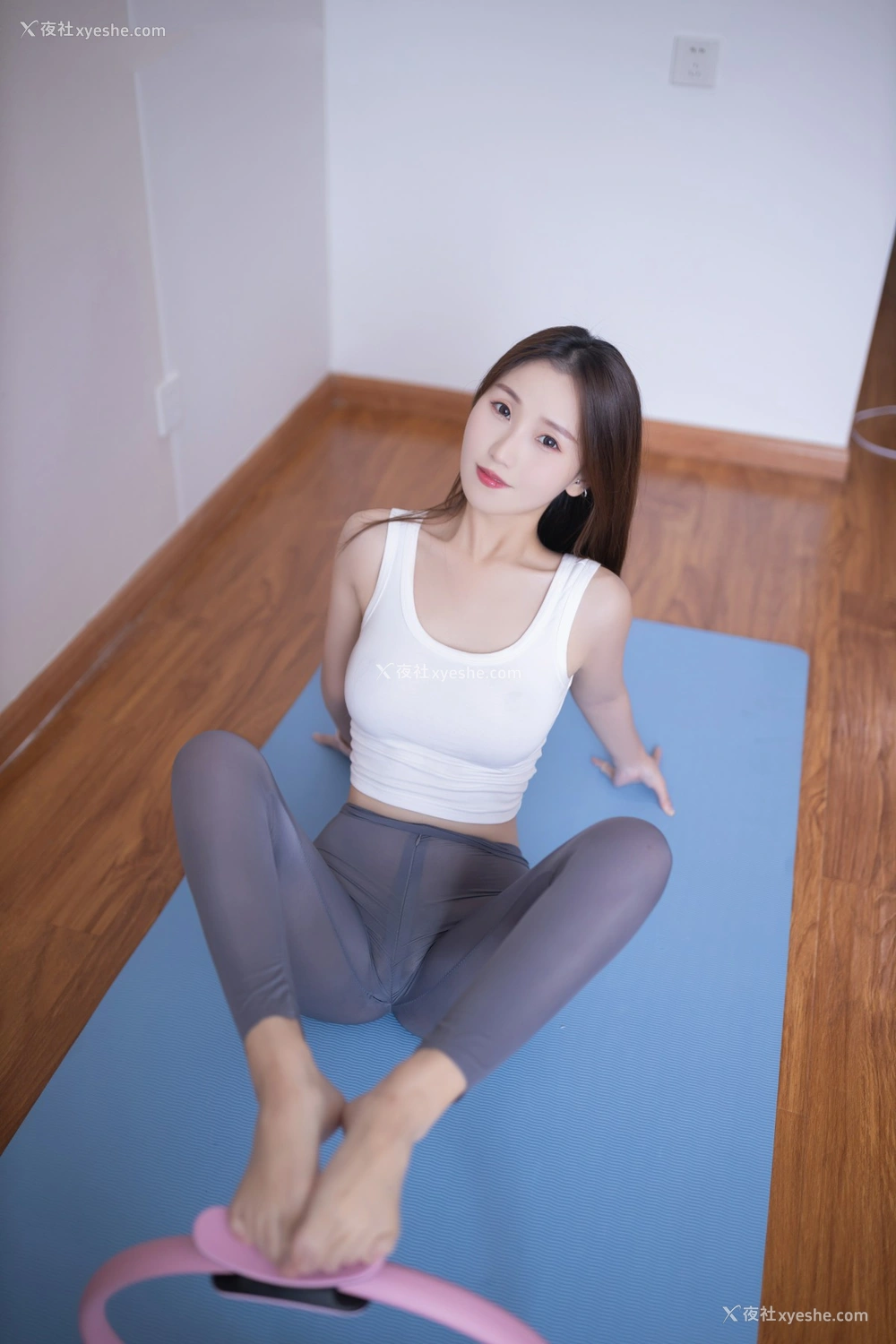 1P - 杏子Yada – 内购私拍 开裆瑜伽裤