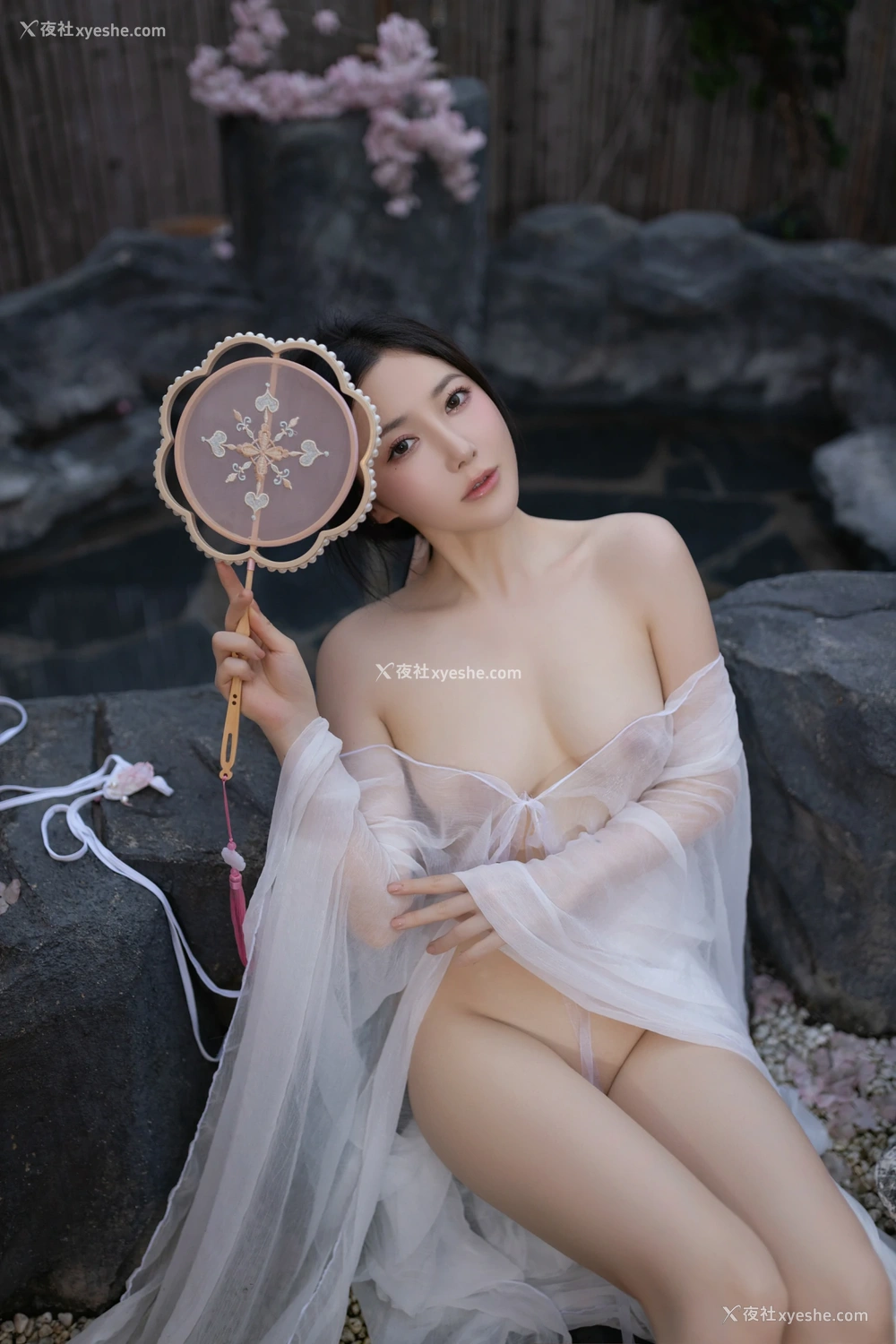 1P - xiuren秀人网福利王馨瑶Yanni大尺度私拍写真花想容