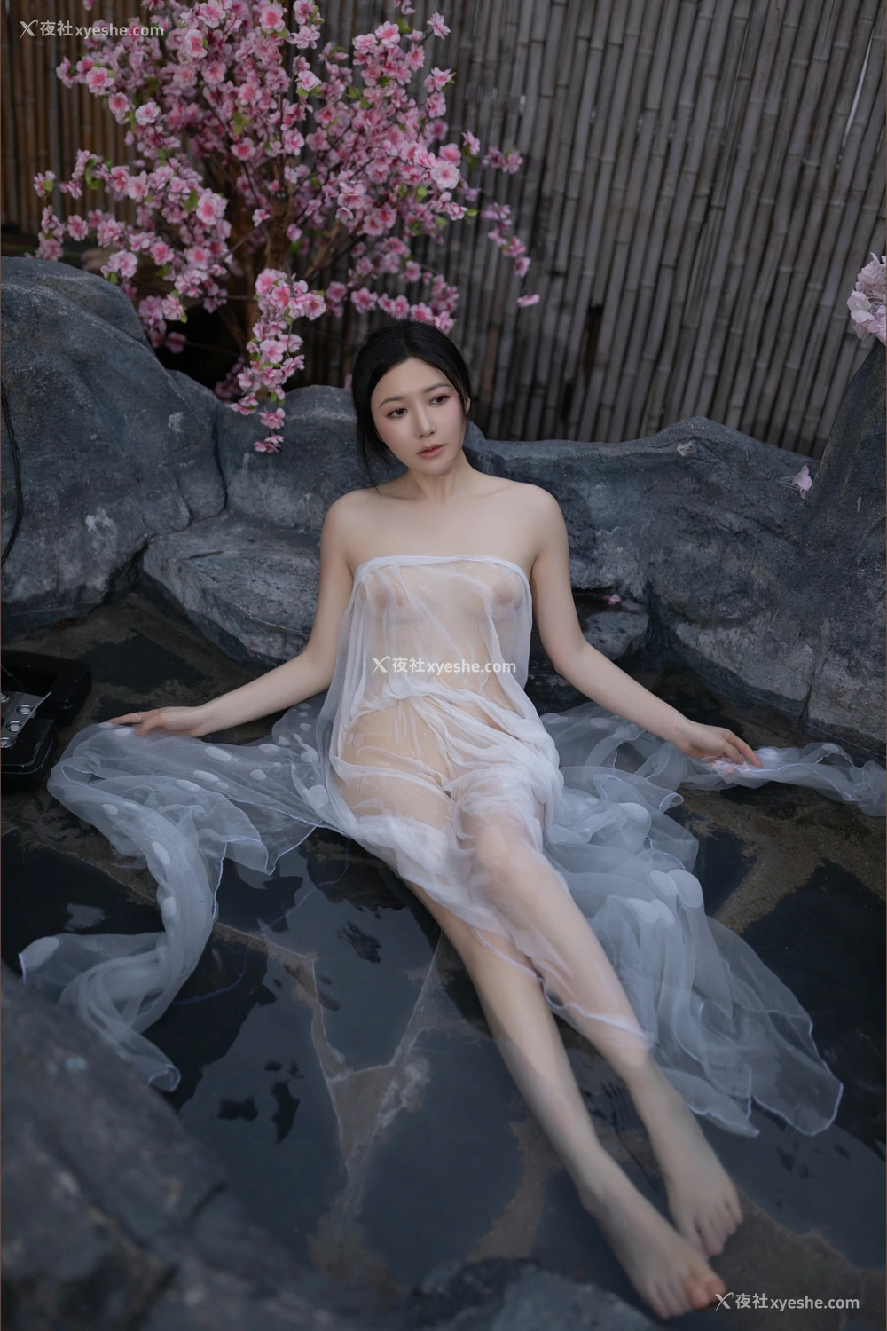 1P - xiuren秀人网福利王馨瑶Yanni大尺度私拍写真花想容