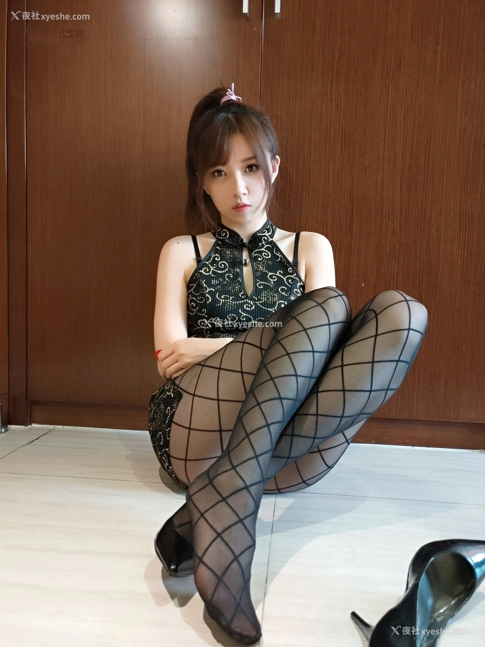 1P - 小女巫露娜 – 黑丝旗袍