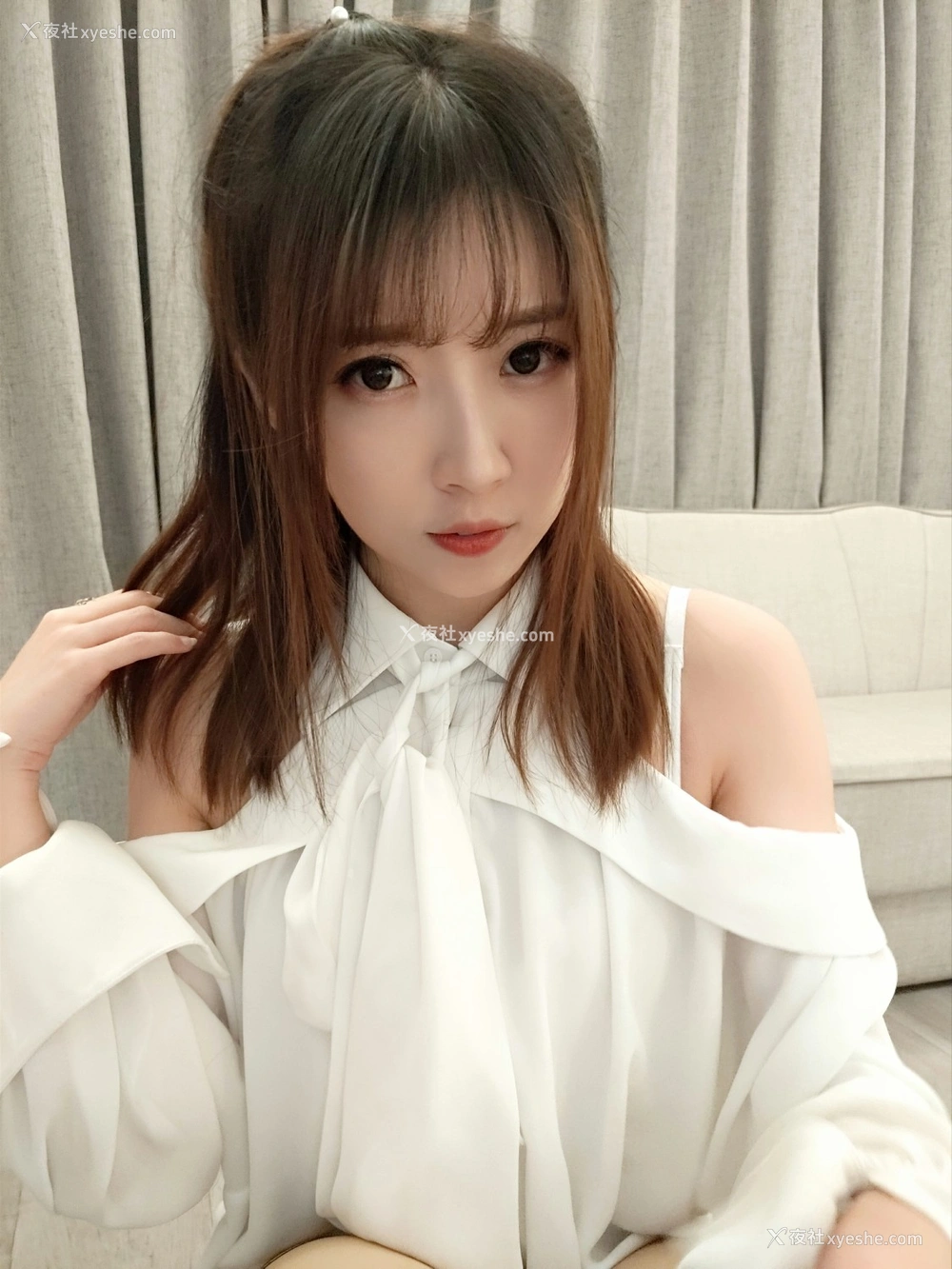 1P - 小女巫露娜 – 条纹提花白衬衣
