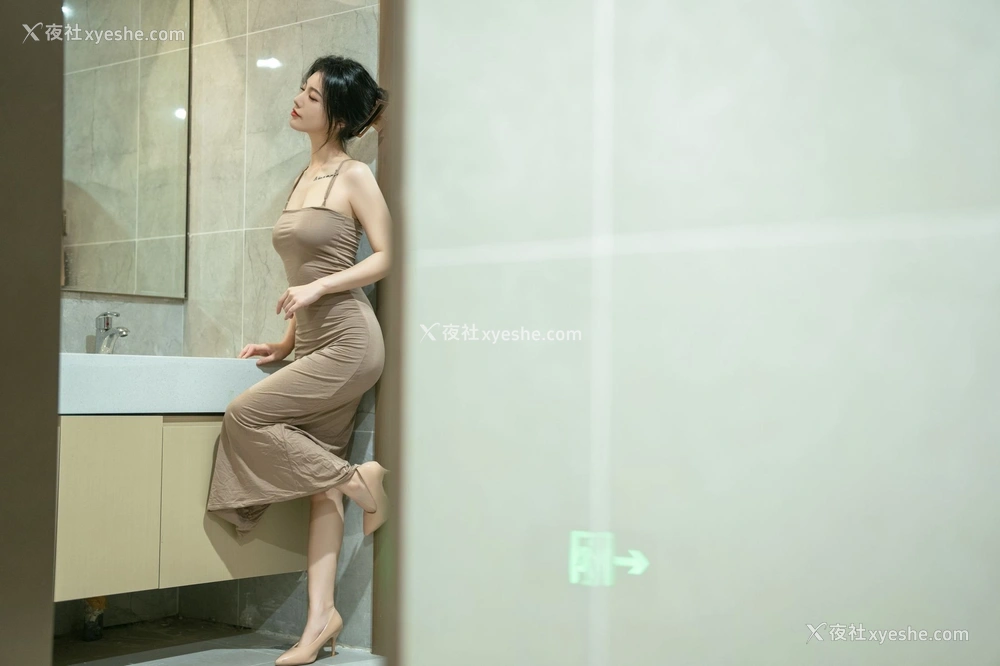 1P - 桃良阿宅《吊带裙（公共厕所）》