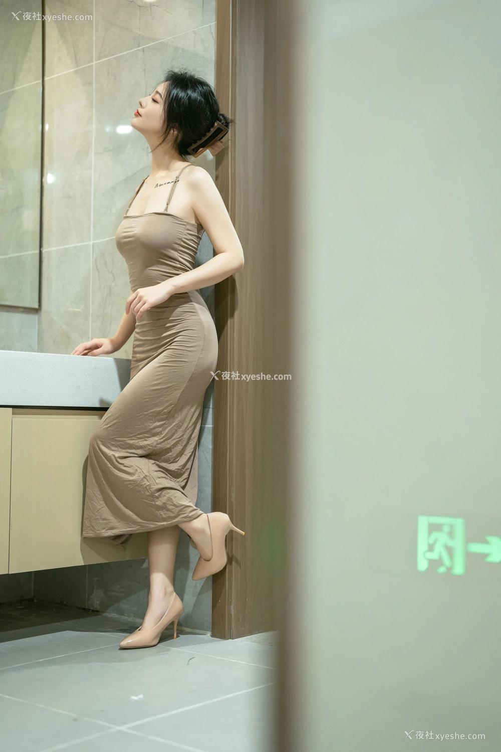 1P - 桃良阿宅《吊带裙（公共厕所）》