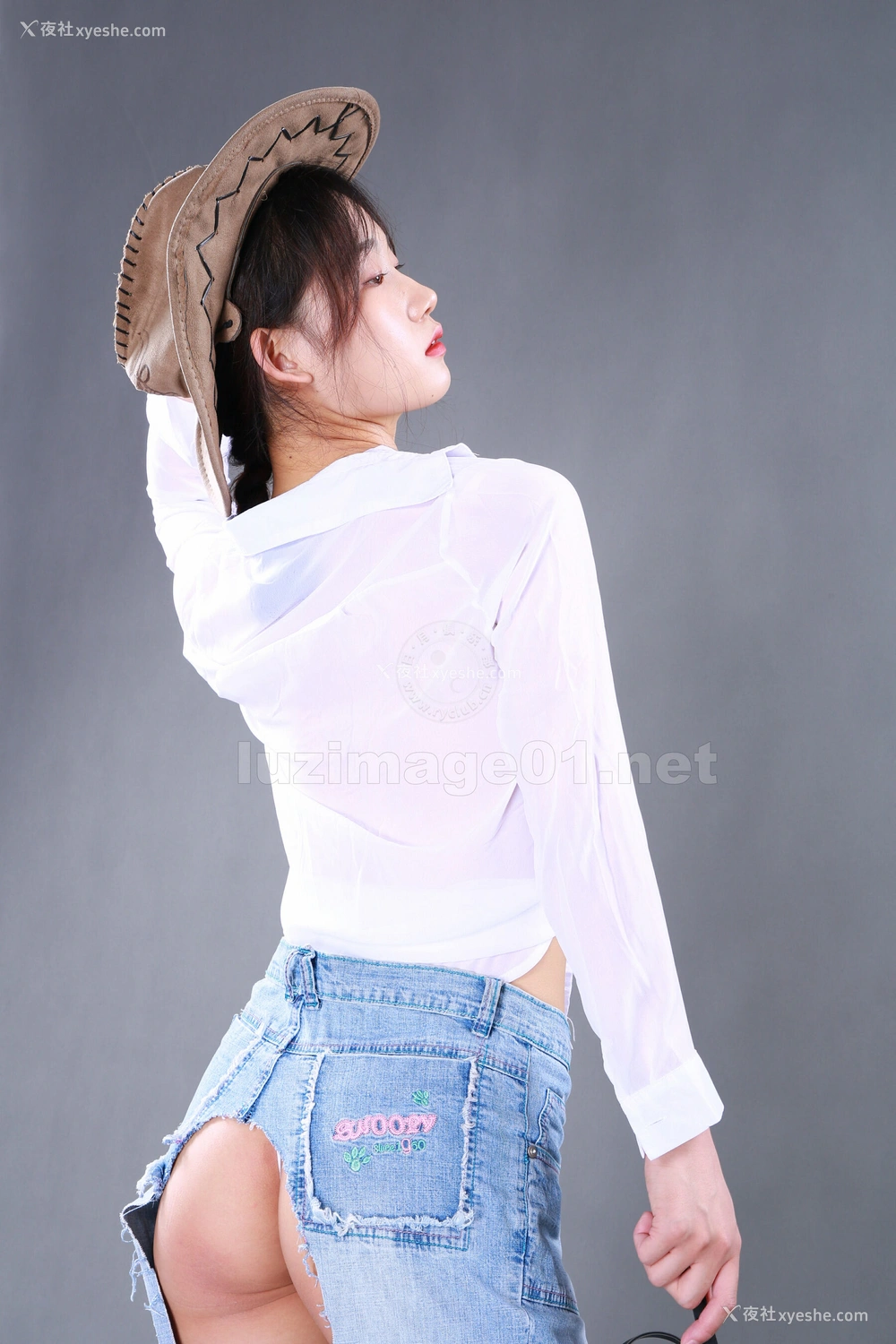 1P - 国模阿彩人体私拍套图