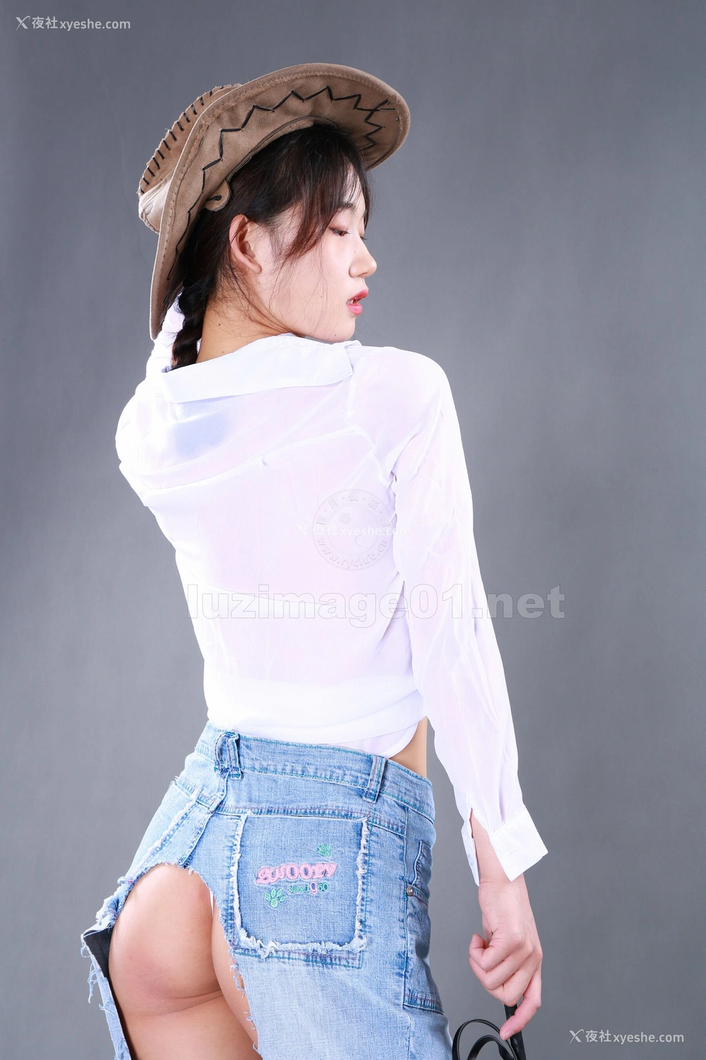 1P - 国模阿彩人体私拍套图