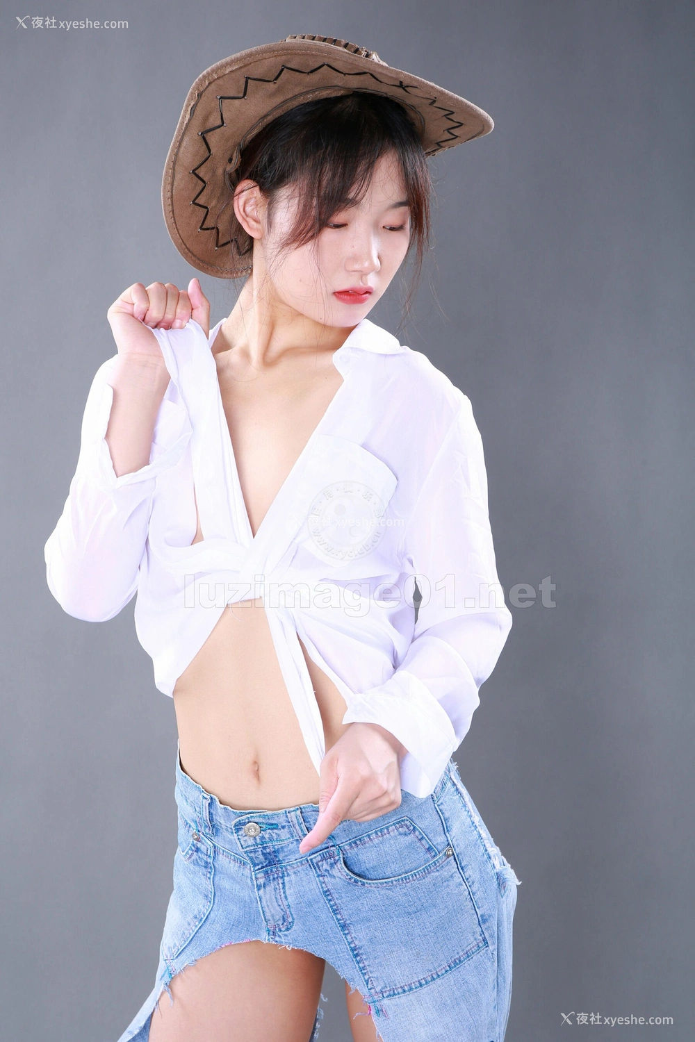 1P - 国模阿彩人体私拍套图