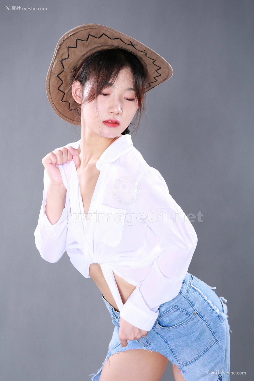 1P - 国模阿彩人体私拍套图