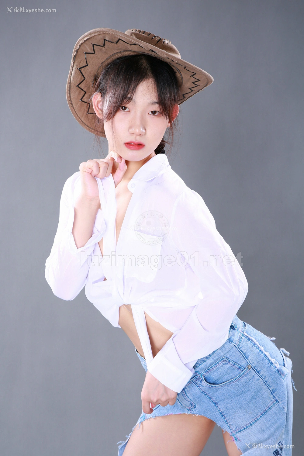 1P - 国模阿彩人体私拍套图