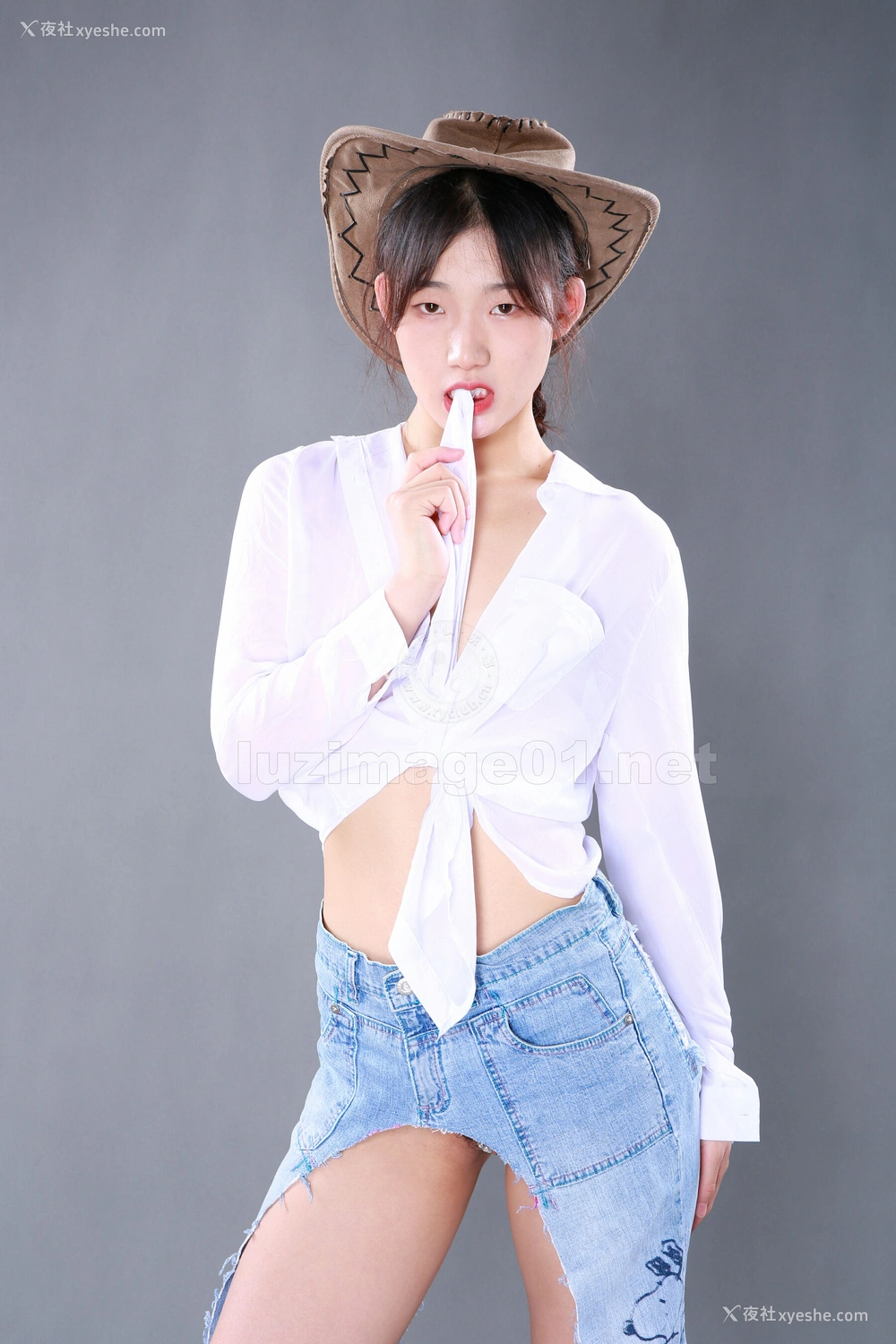 1P - 国模阿彩人体私拍套图