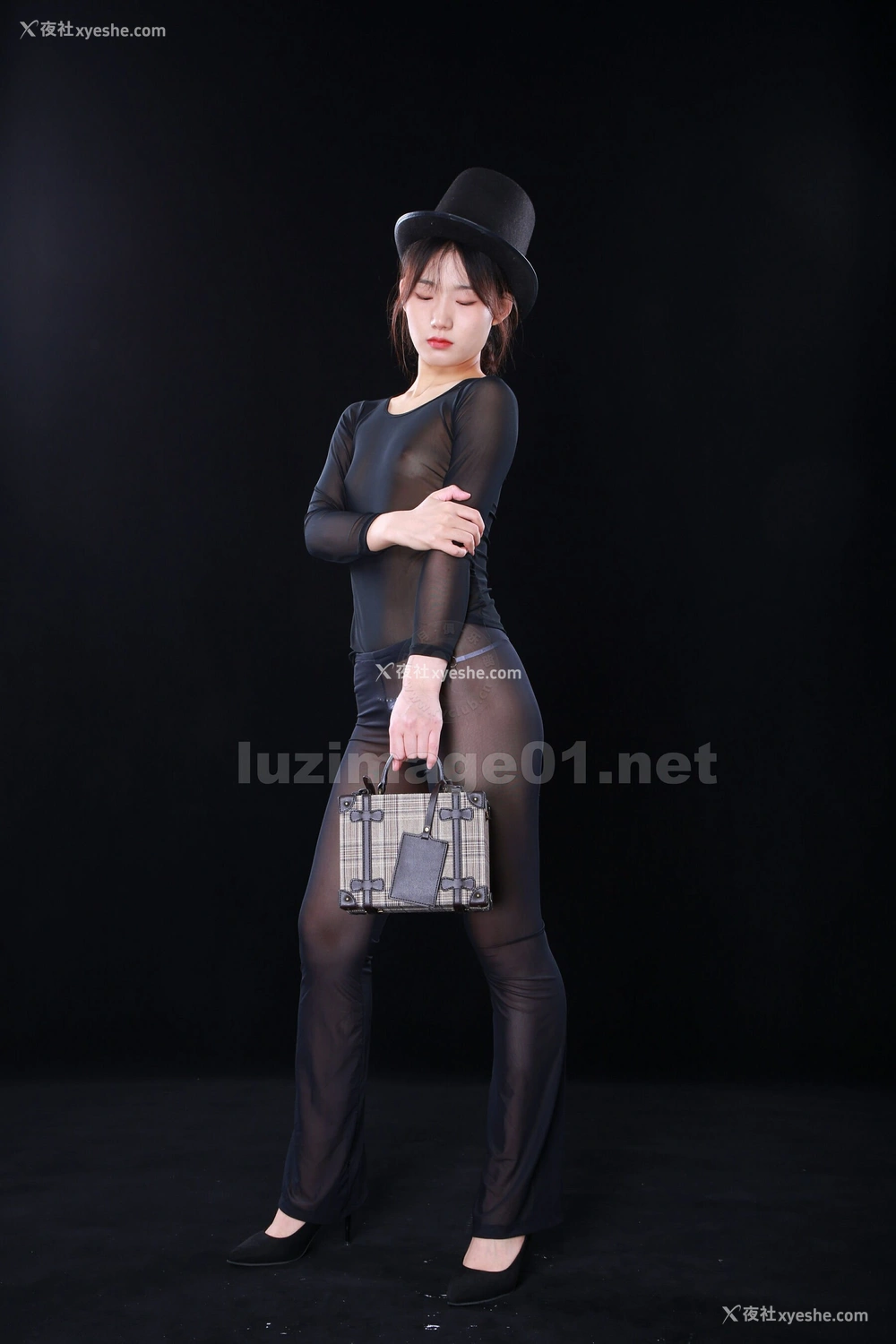 1P - 国模阿彩人体私拍套图