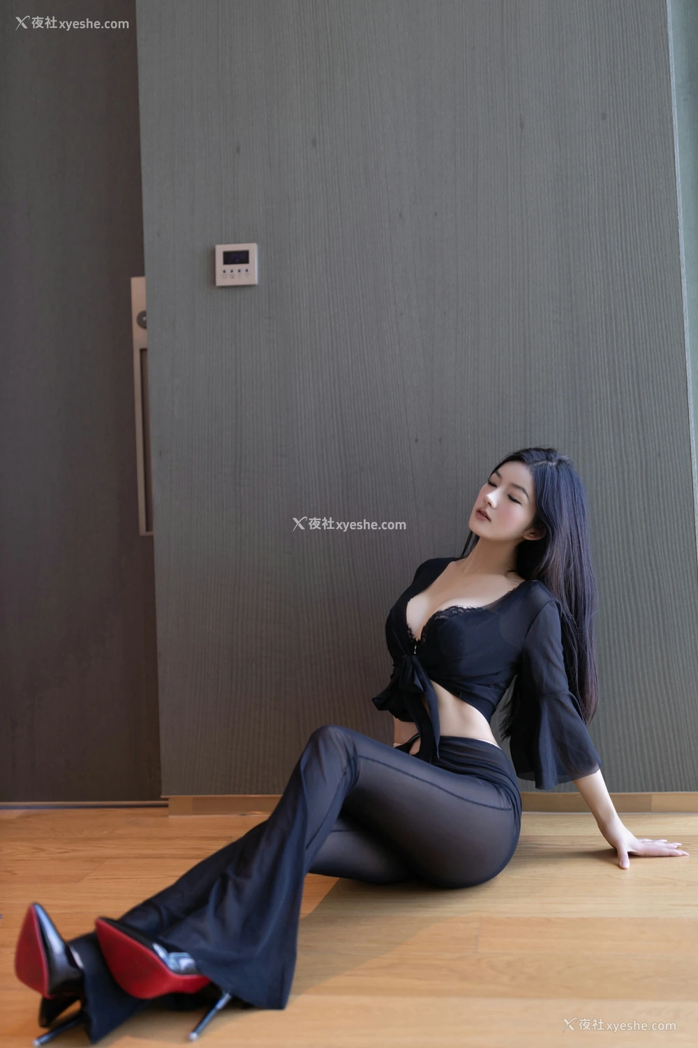 1P - xiuren秀人网福利谭小灵大尺度私拍写真黑色透视