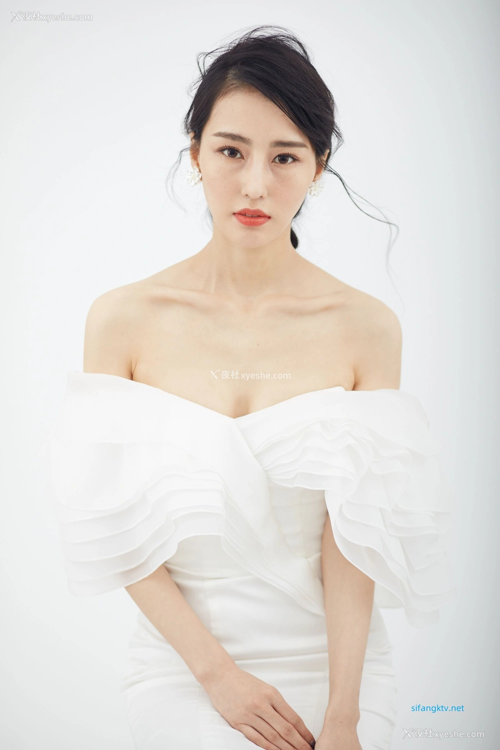 1P - 非诚勿扰女嘉宾邢星透点性感写真