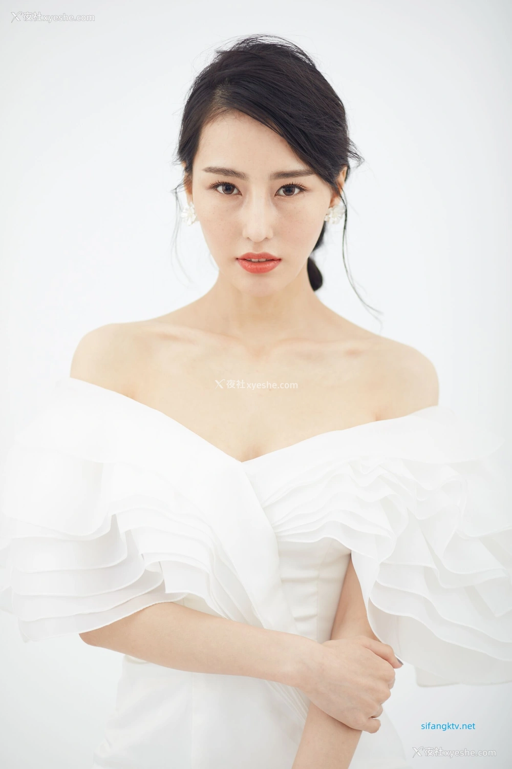 1P - 非诚勿扰女嘉宾邢星透点性感写真