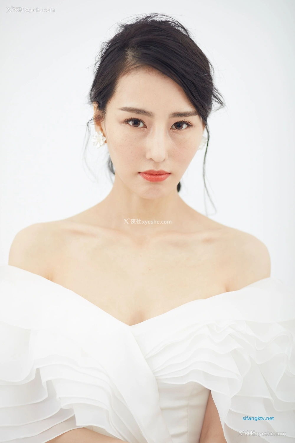 1P - 非诚勿扰女嘉宾邢星透点性感写真