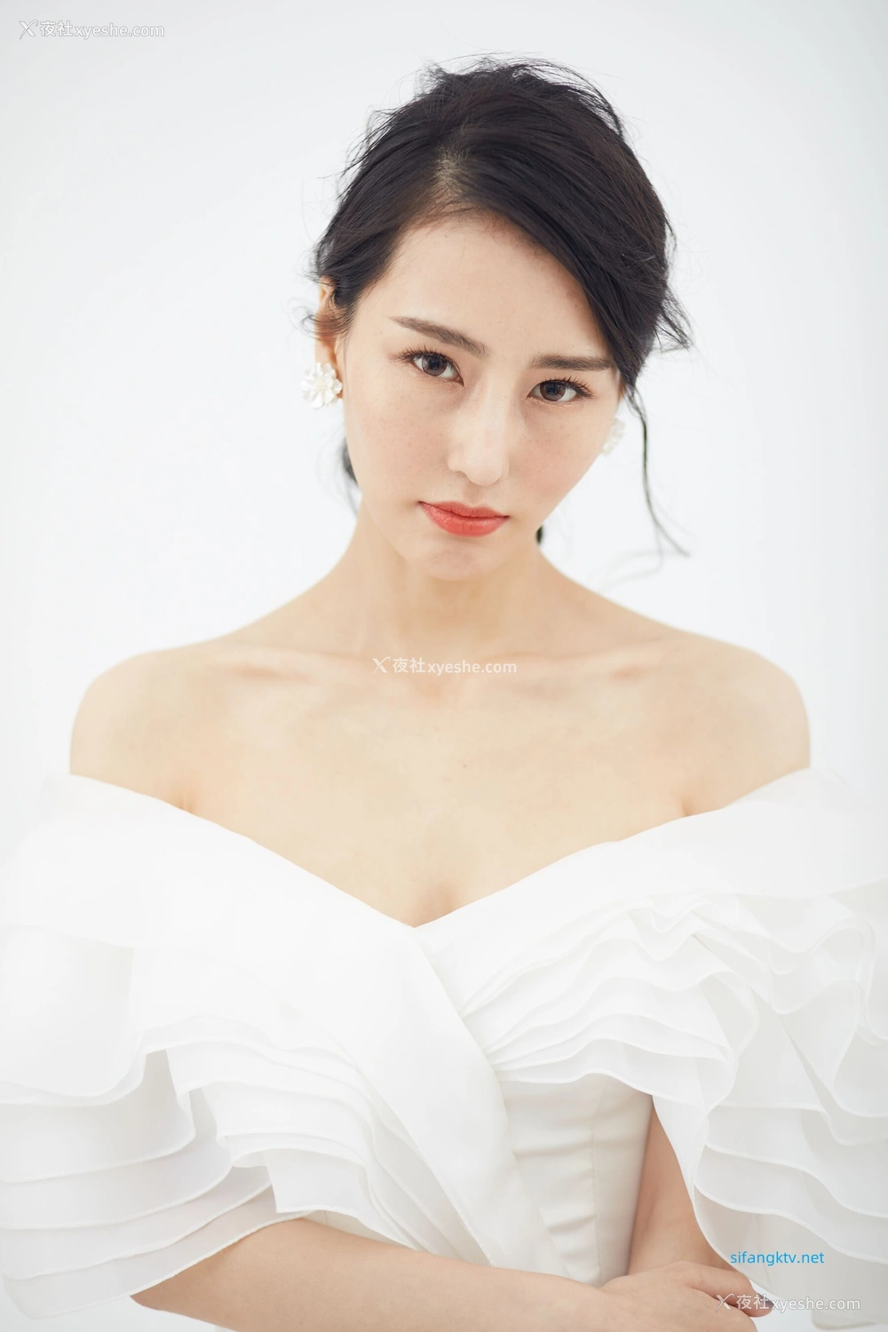 1P - 非诚勿扰女嘉宾邢星透点性感写真