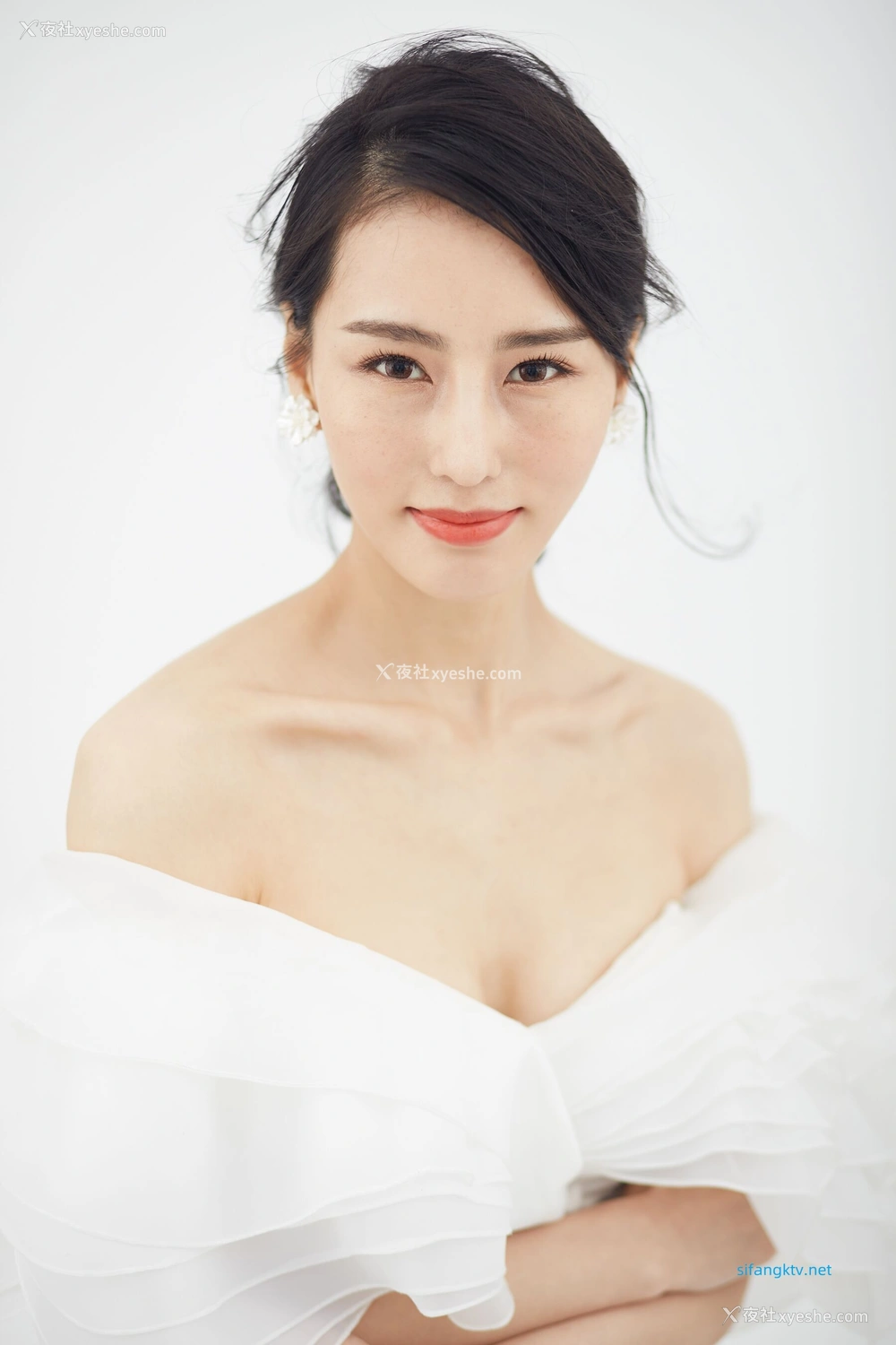 1P - 非诚勿扰女嘉宾邢星透点性感写真