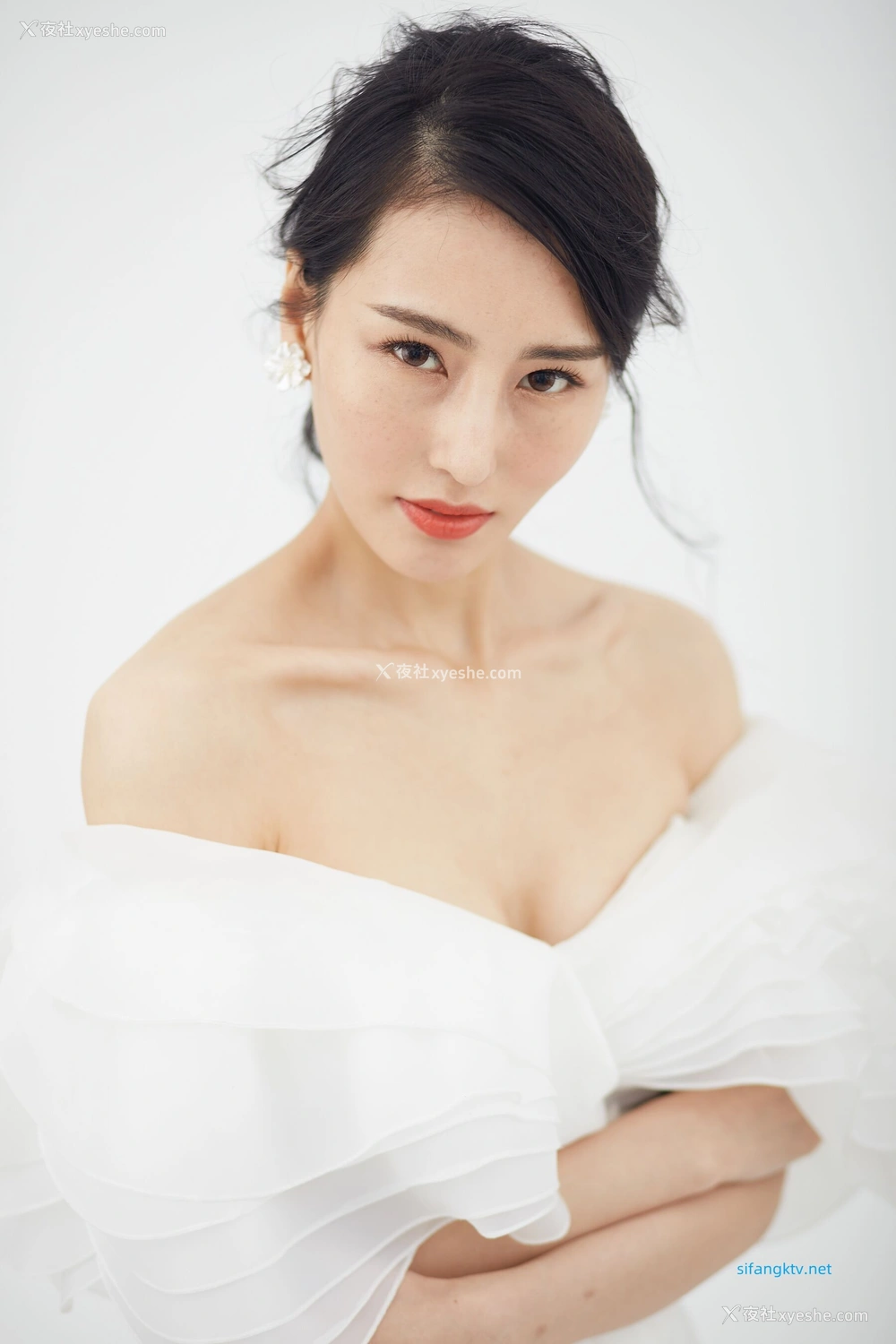1P - 非诚勿扰女嘉宾邢星透点性感写真