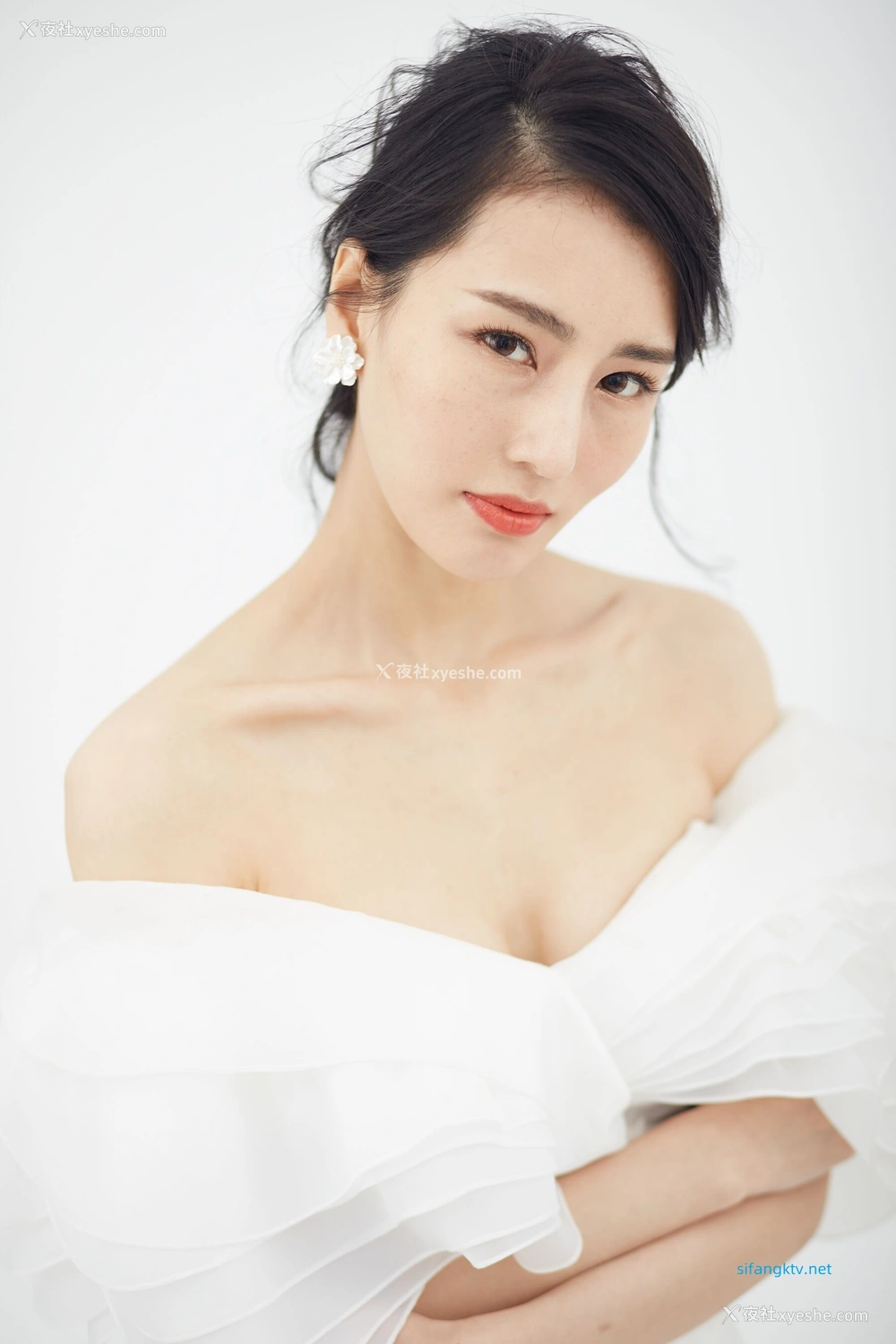 1P - 非诚勿扰女嘉宾邢星透点性感写真