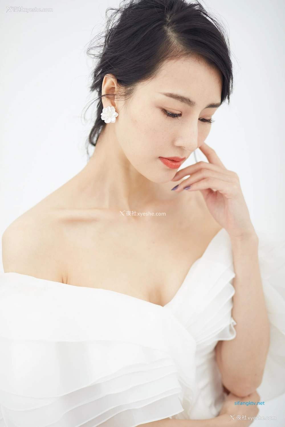 1P - 非诚勿扰女嘉宾邢星透点性感写真