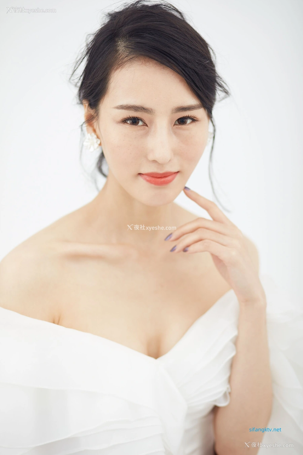 1P - 非诚勿扰女嘉宾邢星透点性感写真