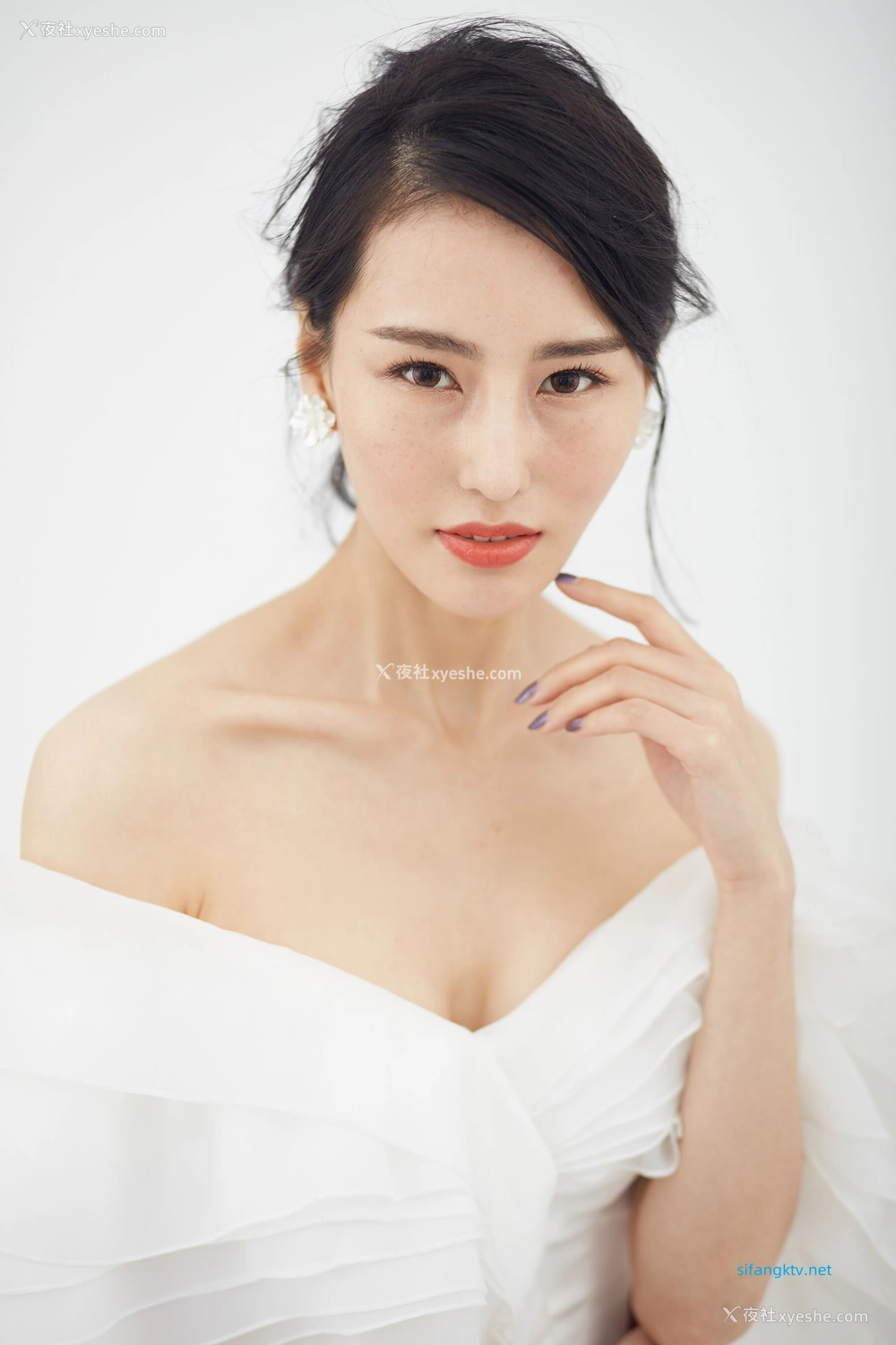 1P - 非诚勿扰女嘉宾邢星透点性感写真
