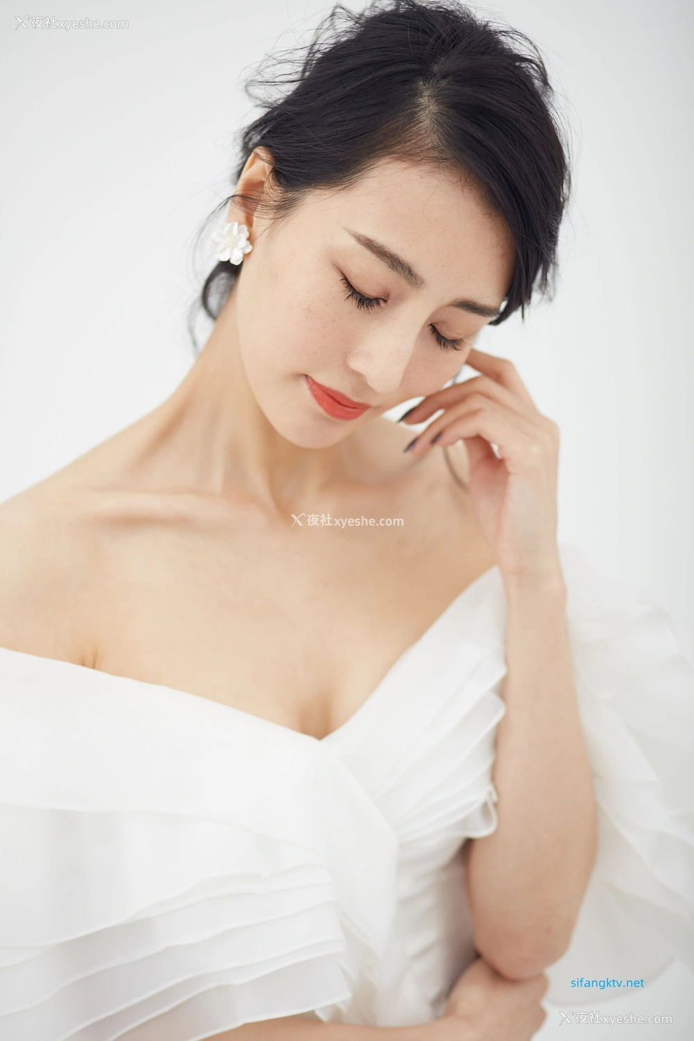 1P - 非诚勿扰女嘉宾邢星透点性感写真