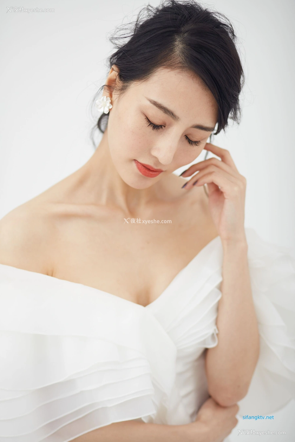 1P - 非诚勿扰女嘉宾邢星透点性感写真