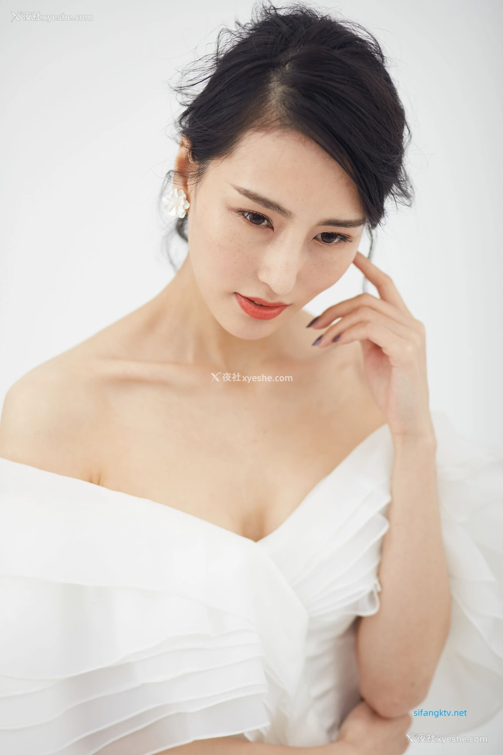 1P - 非诚勿扰女嘉宾邢星透点性感写真