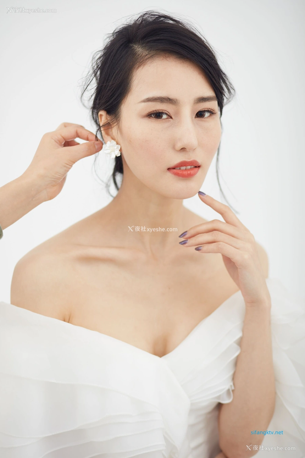 1P - 非诚勿扰女嘉宾邢星透点性感写真
