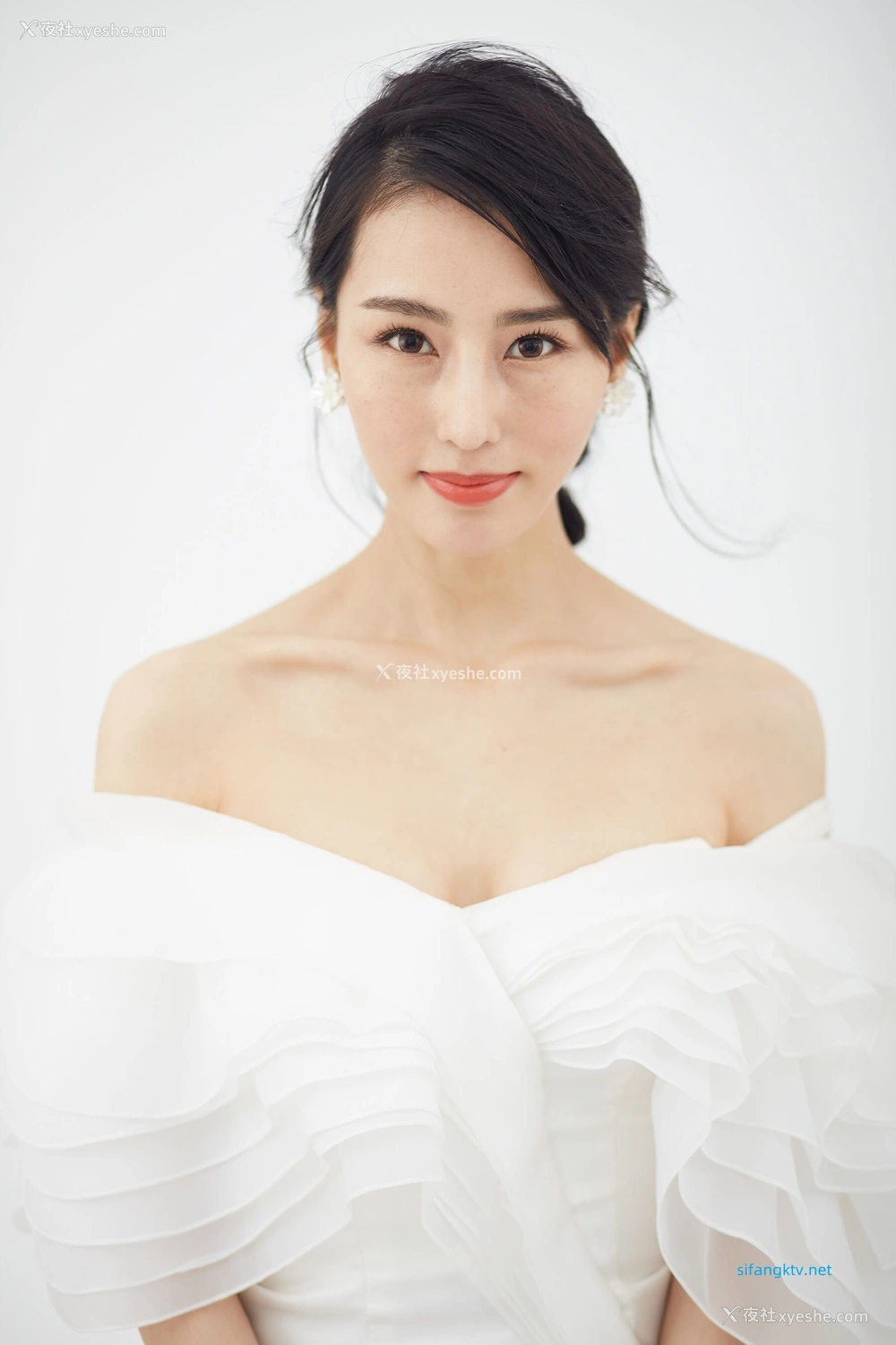 1P - 非诚勿扰女嘉宾邢星透点性感写真