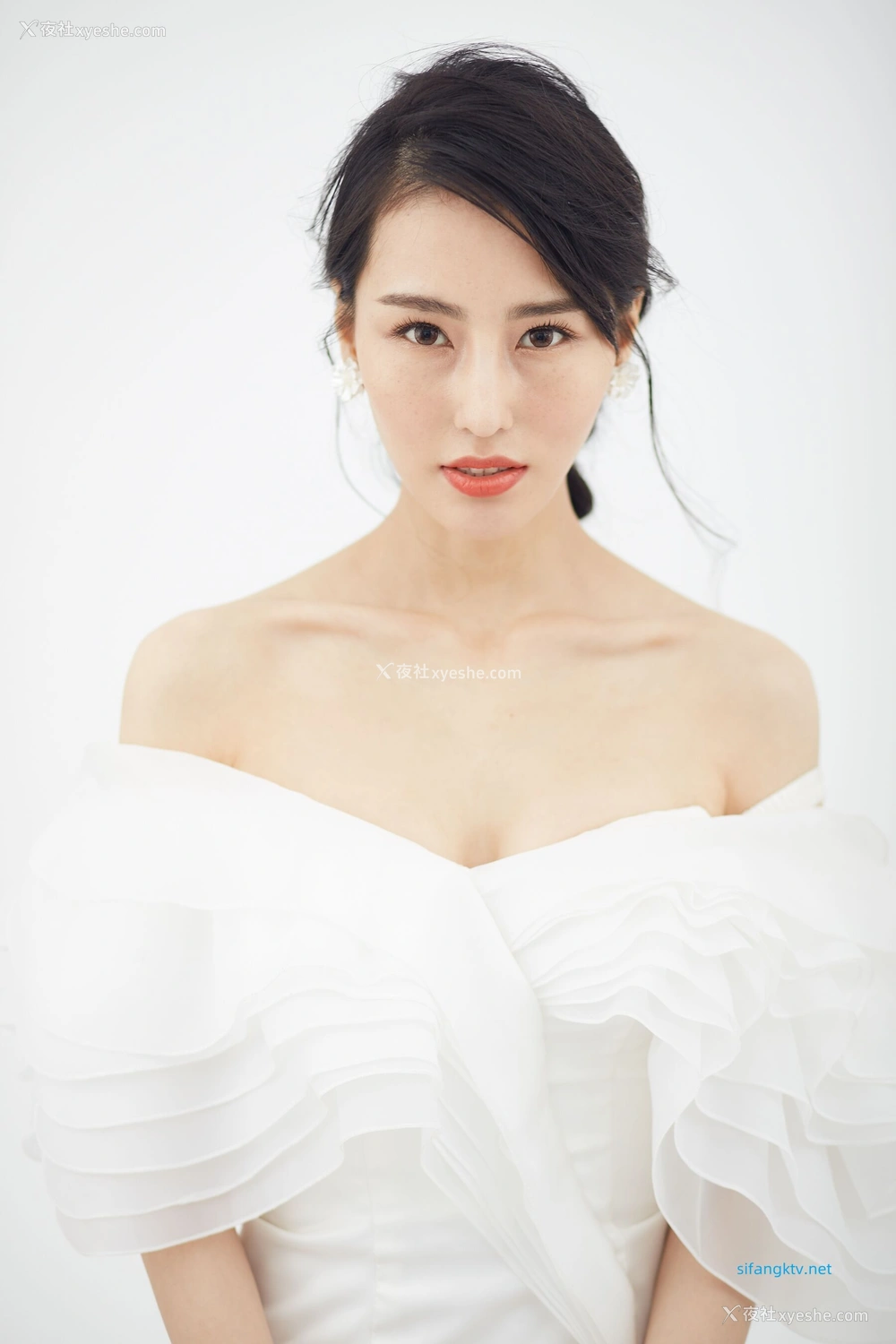 1P - 非诚勿扰女嘉宾邢星透点性感写真
