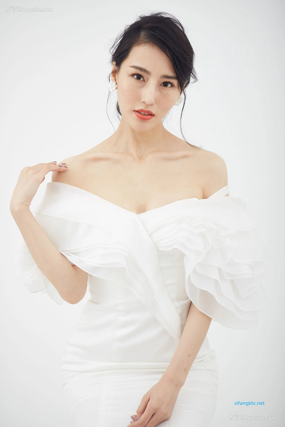 1P - 非诚勿扰女嘉宾邢星透点性感写真