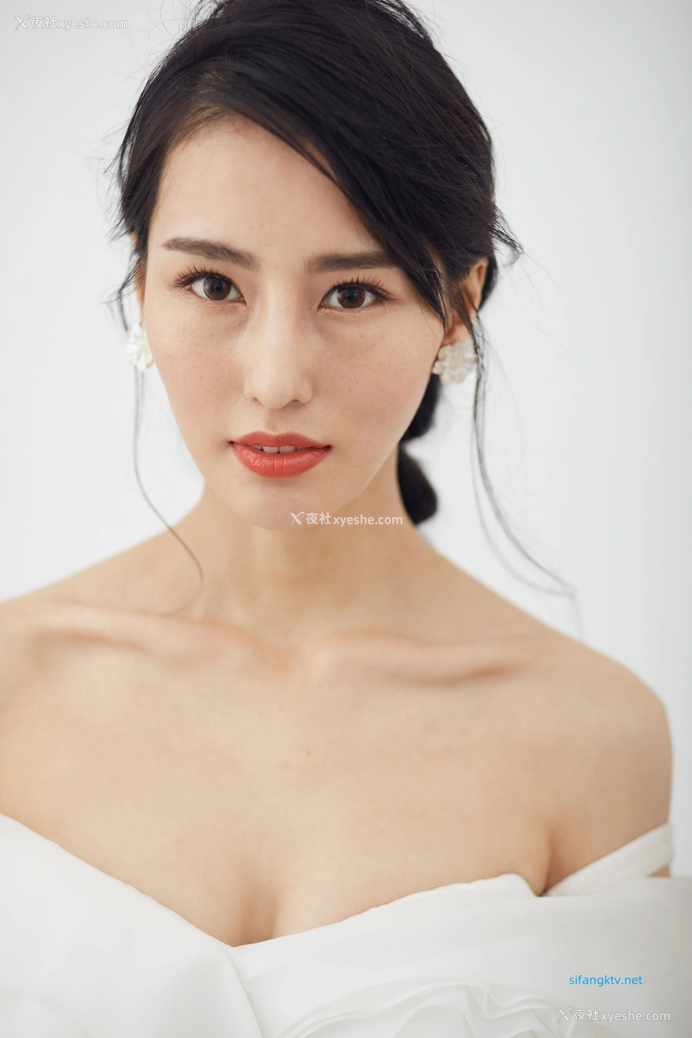 1P - 非诚勿扰女嘉宾邢星透点性感写真