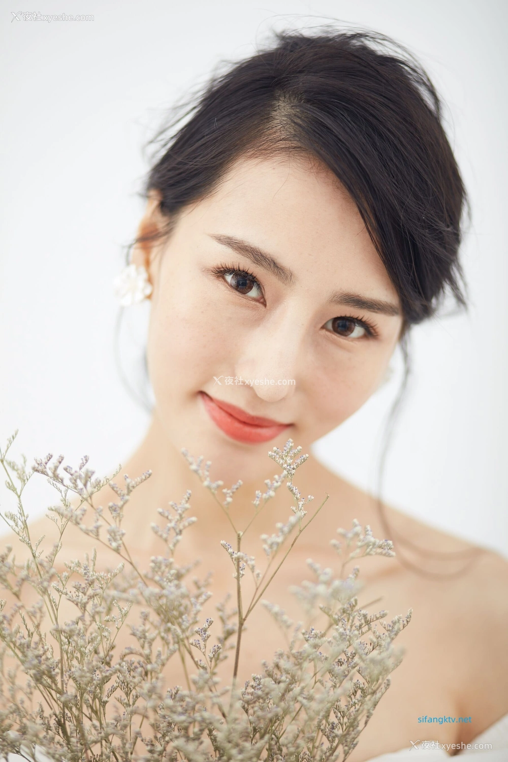 1P - 非诚勿扰女嘉宾邢星透点性感写真