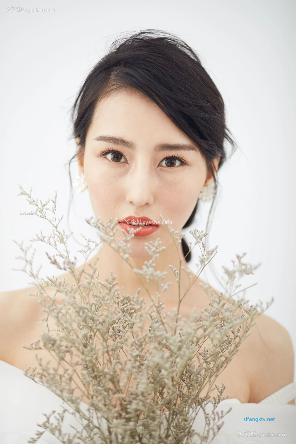 1P - 非诚勿扰女嘉宾邢星透点性感写真
