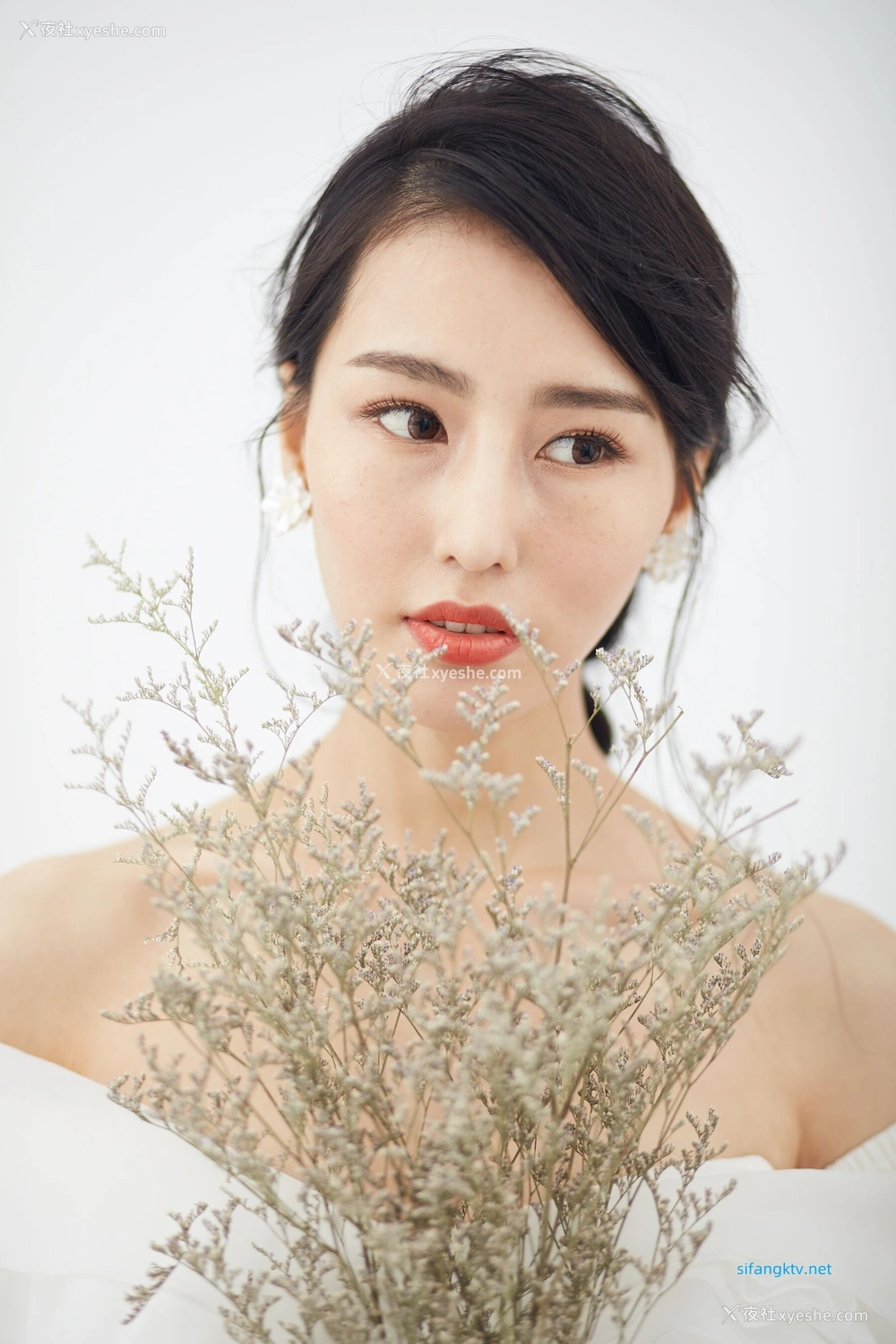 1P - 非诚勿扰女嘉宾邢星透点性感写真