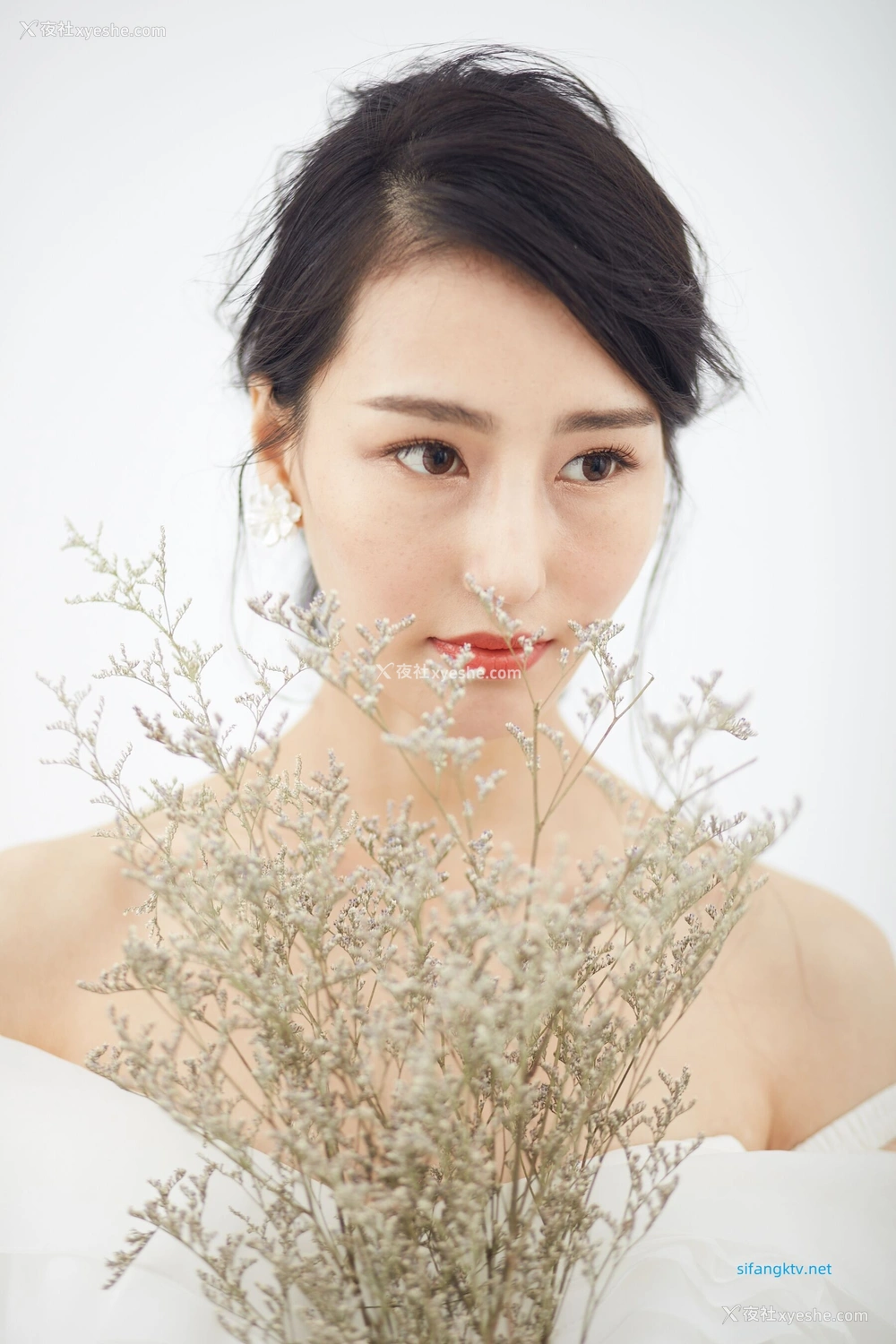 1P - 非诚勿扰女嘉宾邢星透点性感写真