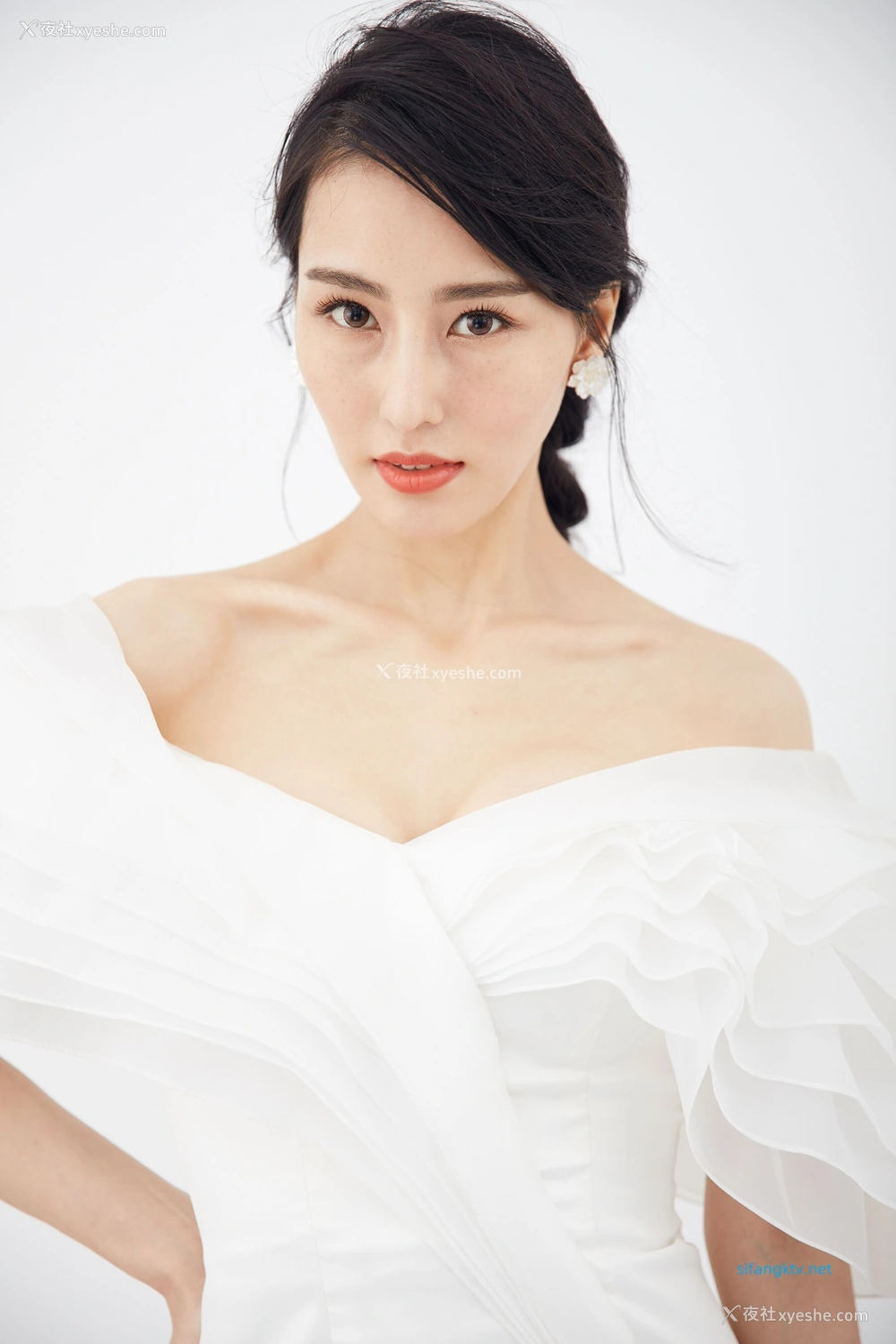 1P - 非诚勿扰女嘉宾邢星透点性感写真