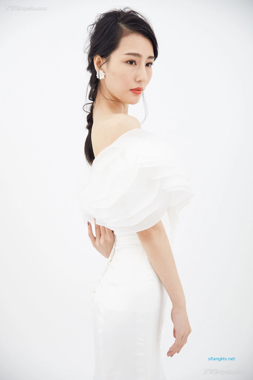 1P - 非诚勿扰女嘉宾邢星透点性感写真